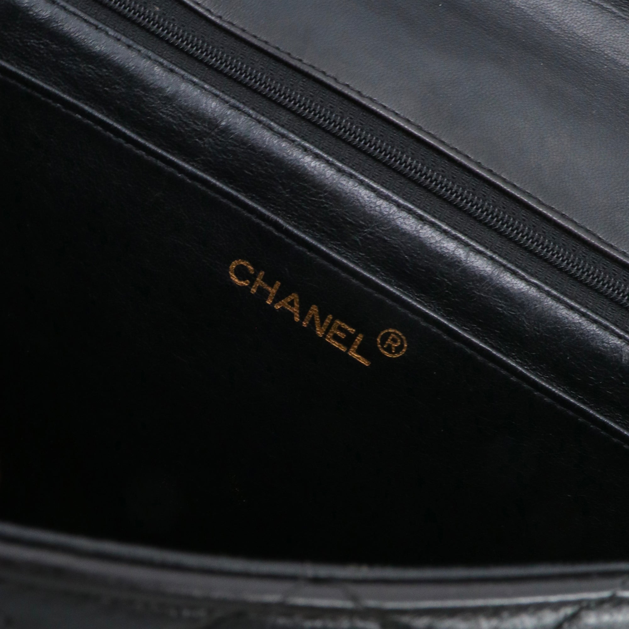 CHANEL - Sac à bandoulière Classique/Timeless Jumbo Chanel en cuir lisse noir vintage