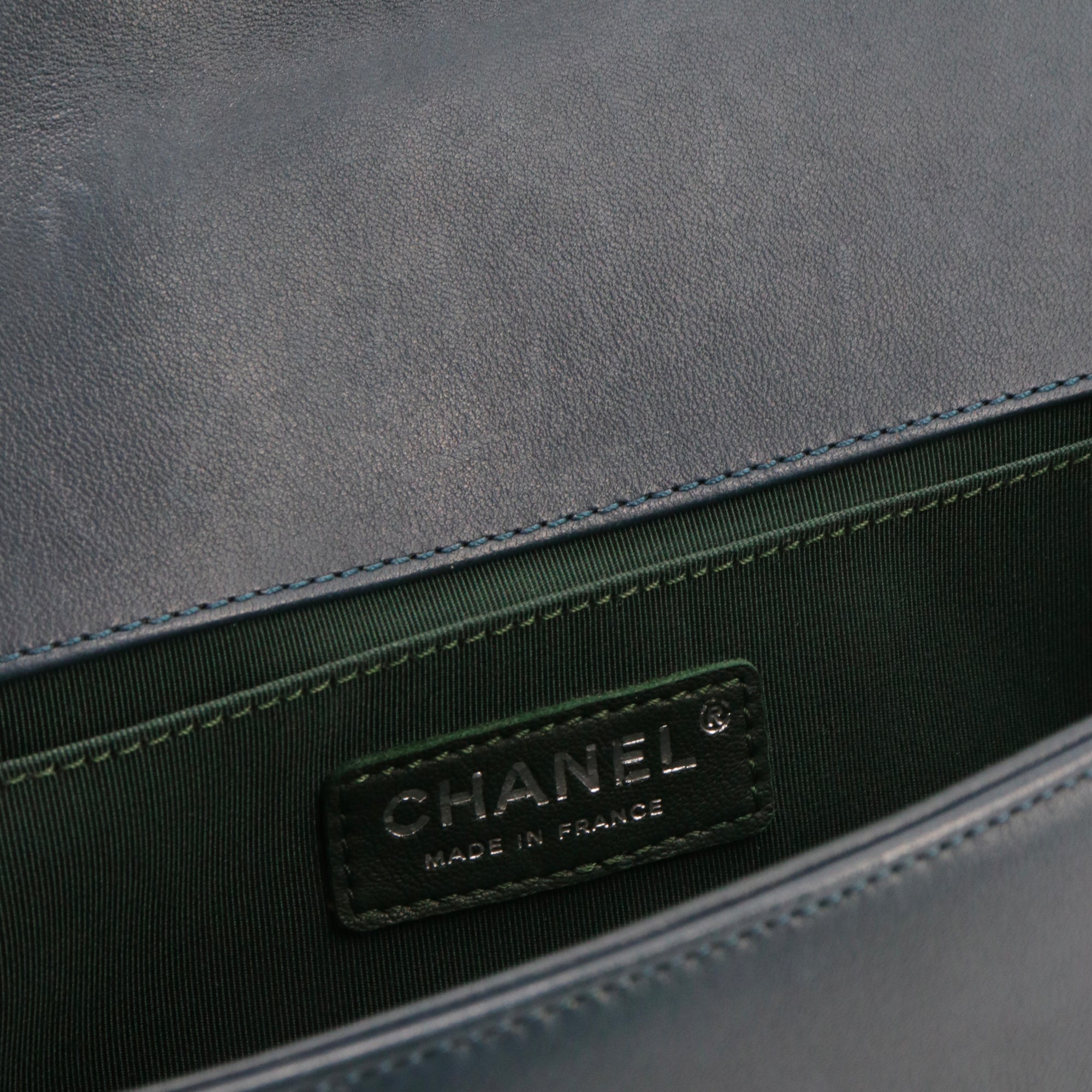 CHANEL - Sac à bandoulière Boy Chanel en tweed et cuir bleu canard