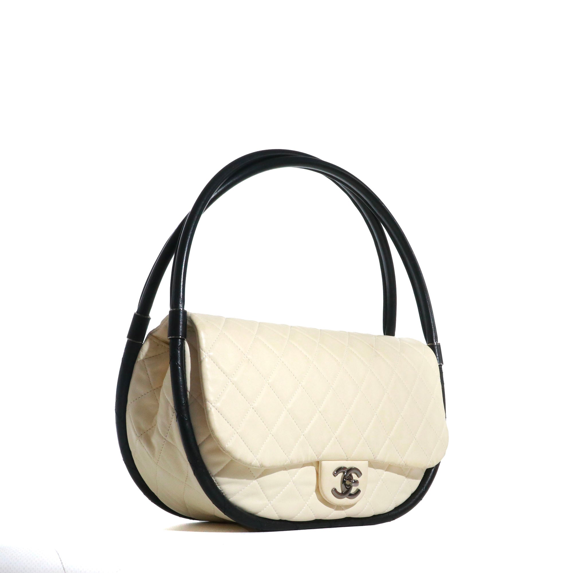 CHANEL - Sac à main Hula Hoop Chanel vintage en cuir blanc