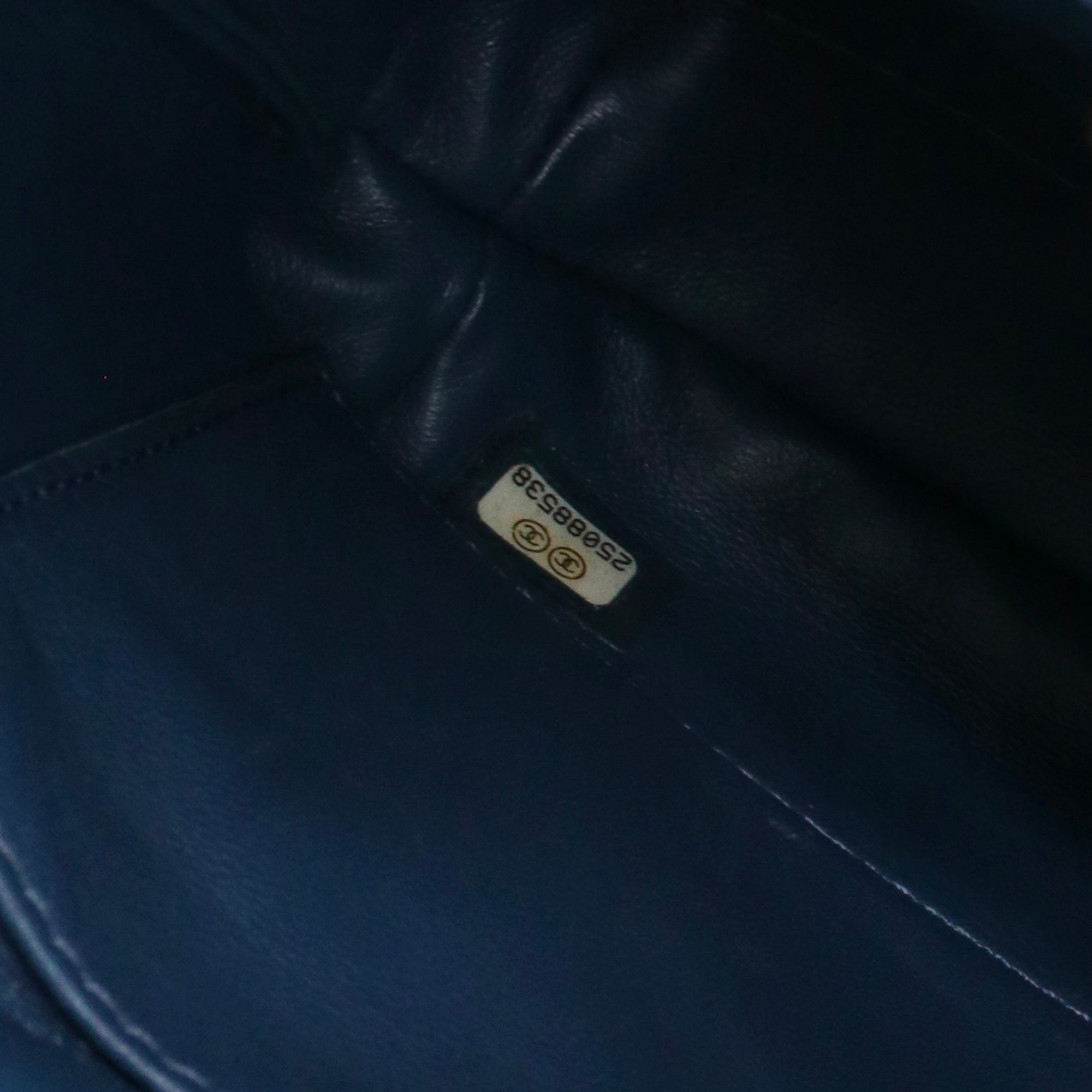 CHANEL - Sac à bandoulière Gabrielle Bucket Chanel en cuir lisse et exotique bleu