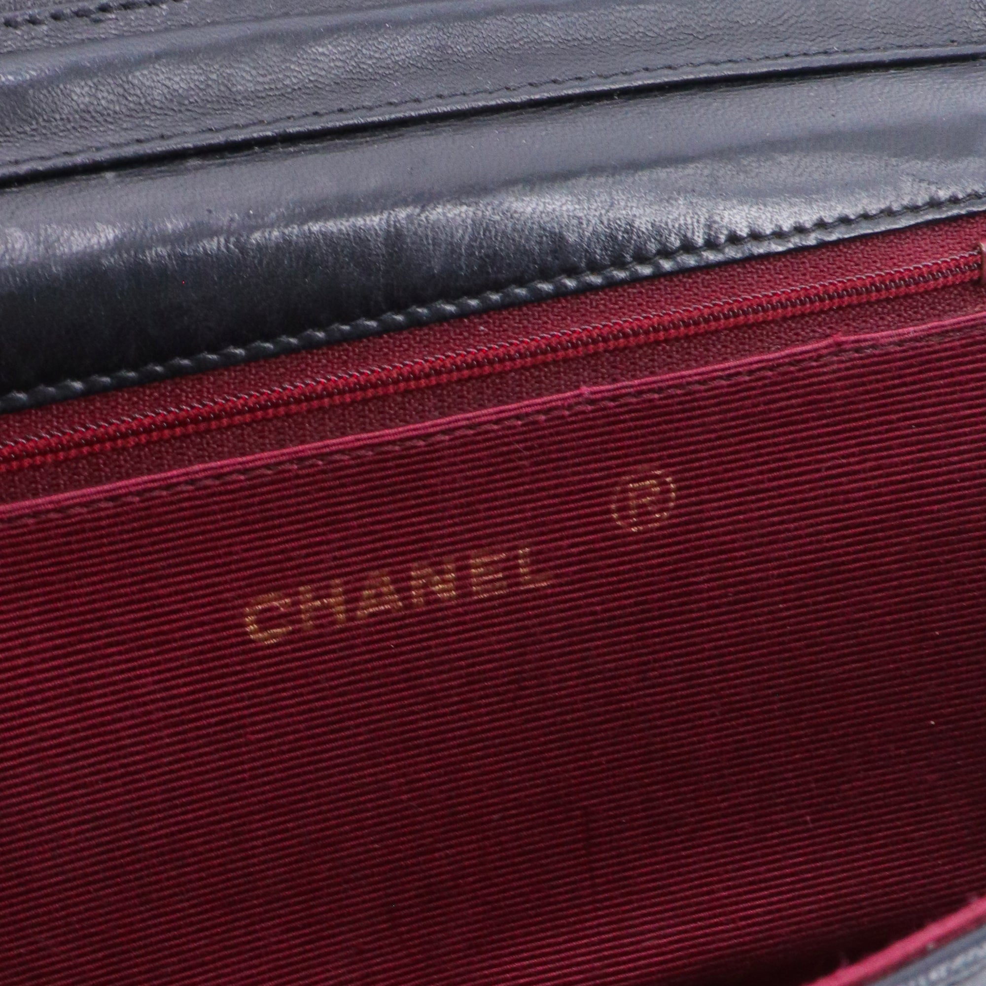 CHANEL - Sac à bandoulière Demi Lune Chanel en cuir noir vintage