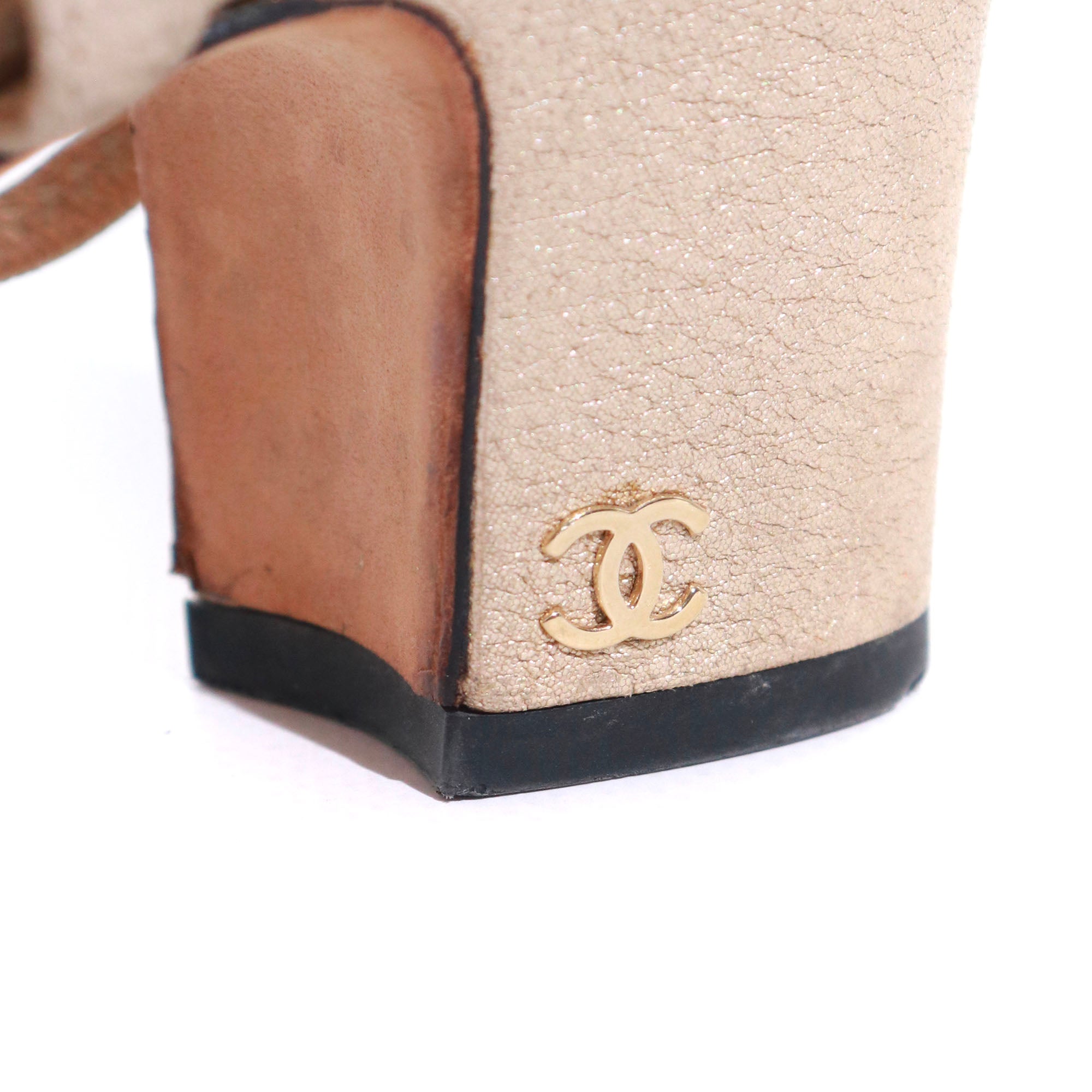 CHANEL - Sandales à talon Slingback Chanel en cuir doré (T37)