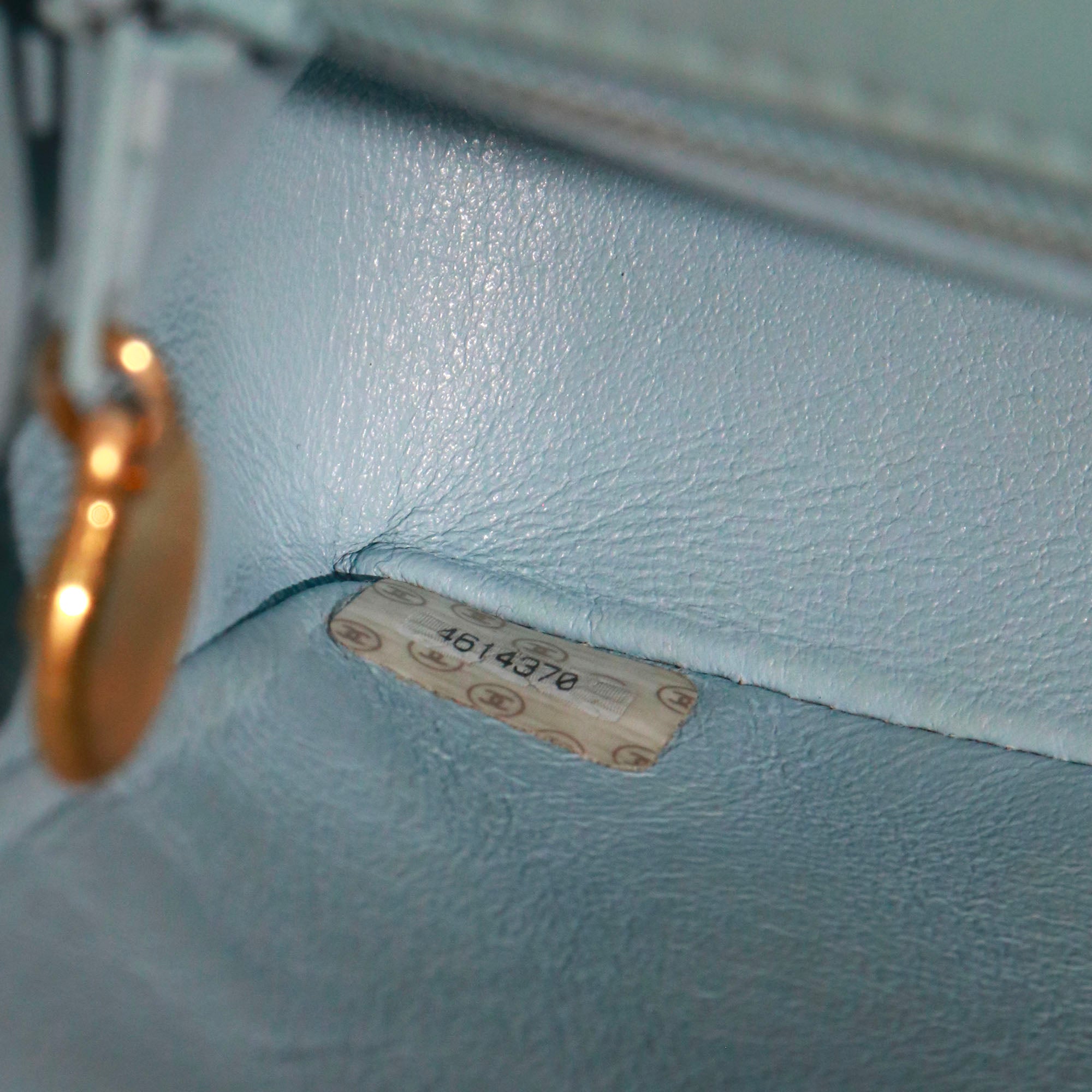 CHANEL - Sac à bandoulière Timeless Mini Square Chanel en cuir bleu vintage