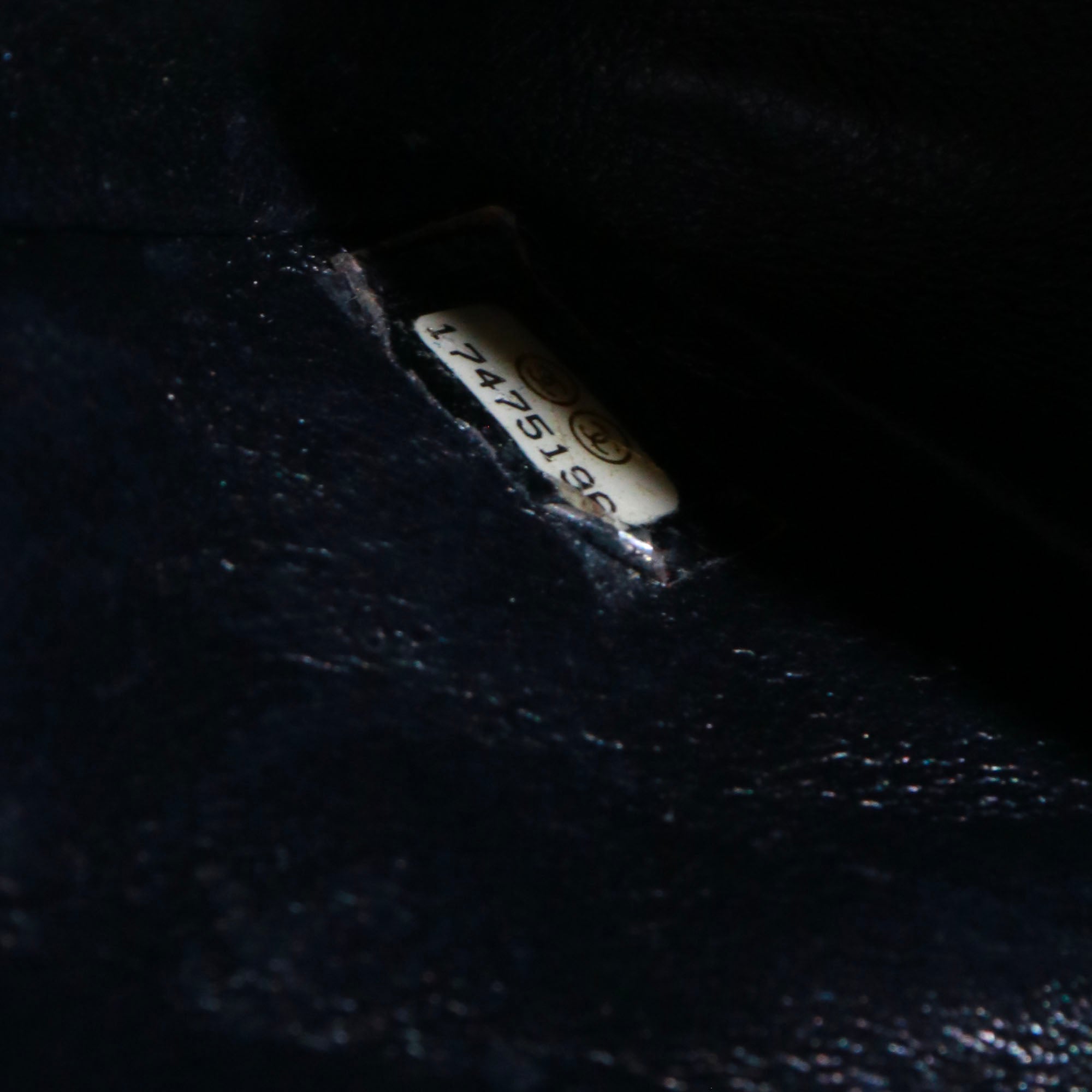 CHANEL - Sac à bandoulière Timeless Mini Square Chanel en cuir matelassé noir