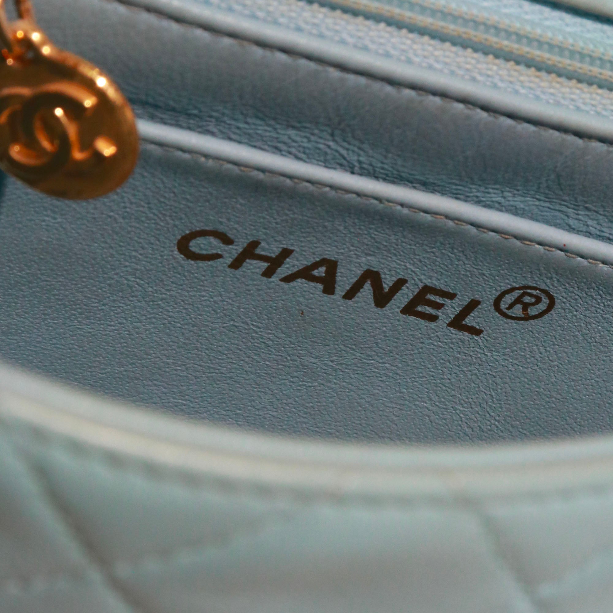 CHANEL - Sac à bandoulière Timeless Mini Square Chanel en cuir bleu vintage