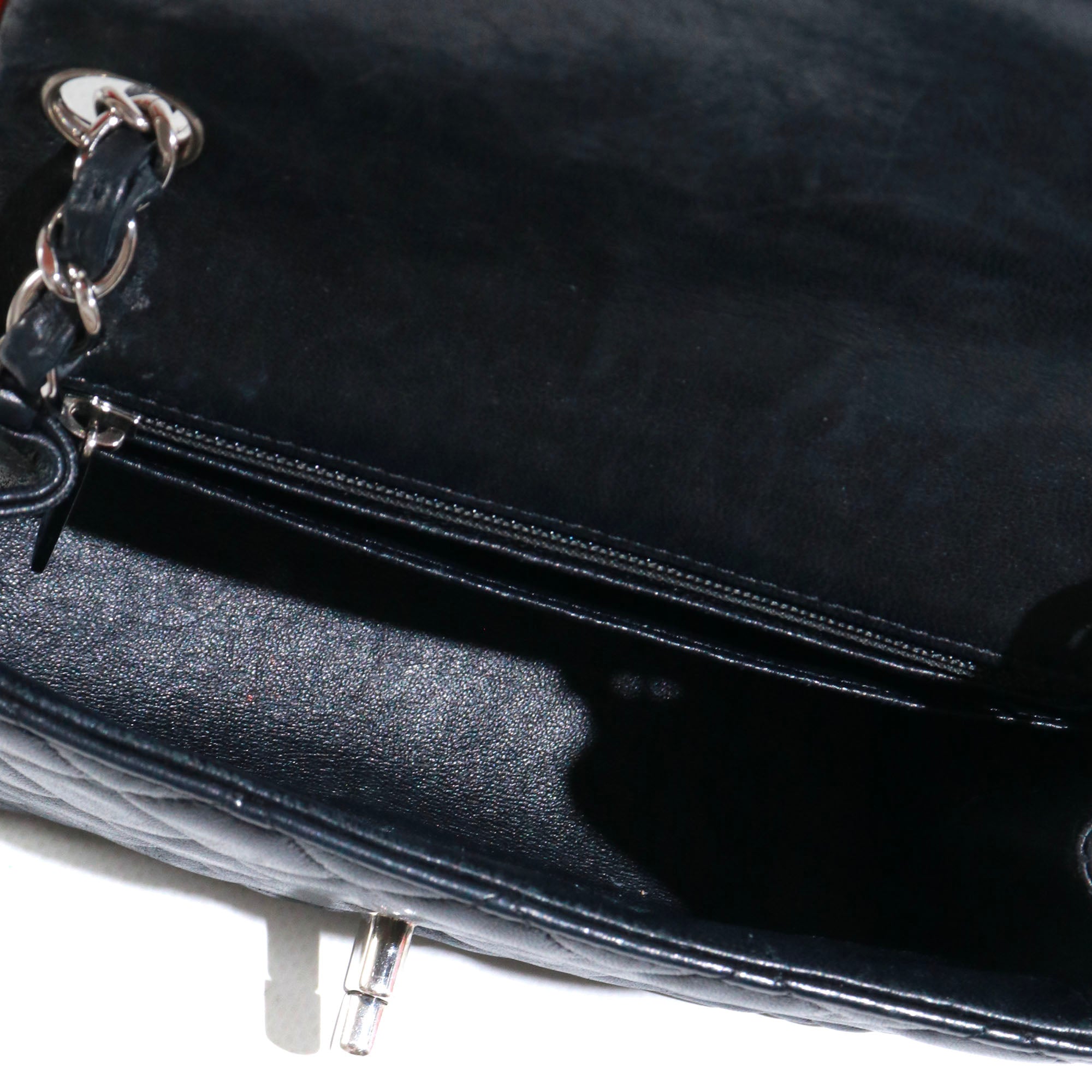 CHANEL - Sac à bandoulière Timeless Mini Square Chanel en cuir matelassé noir