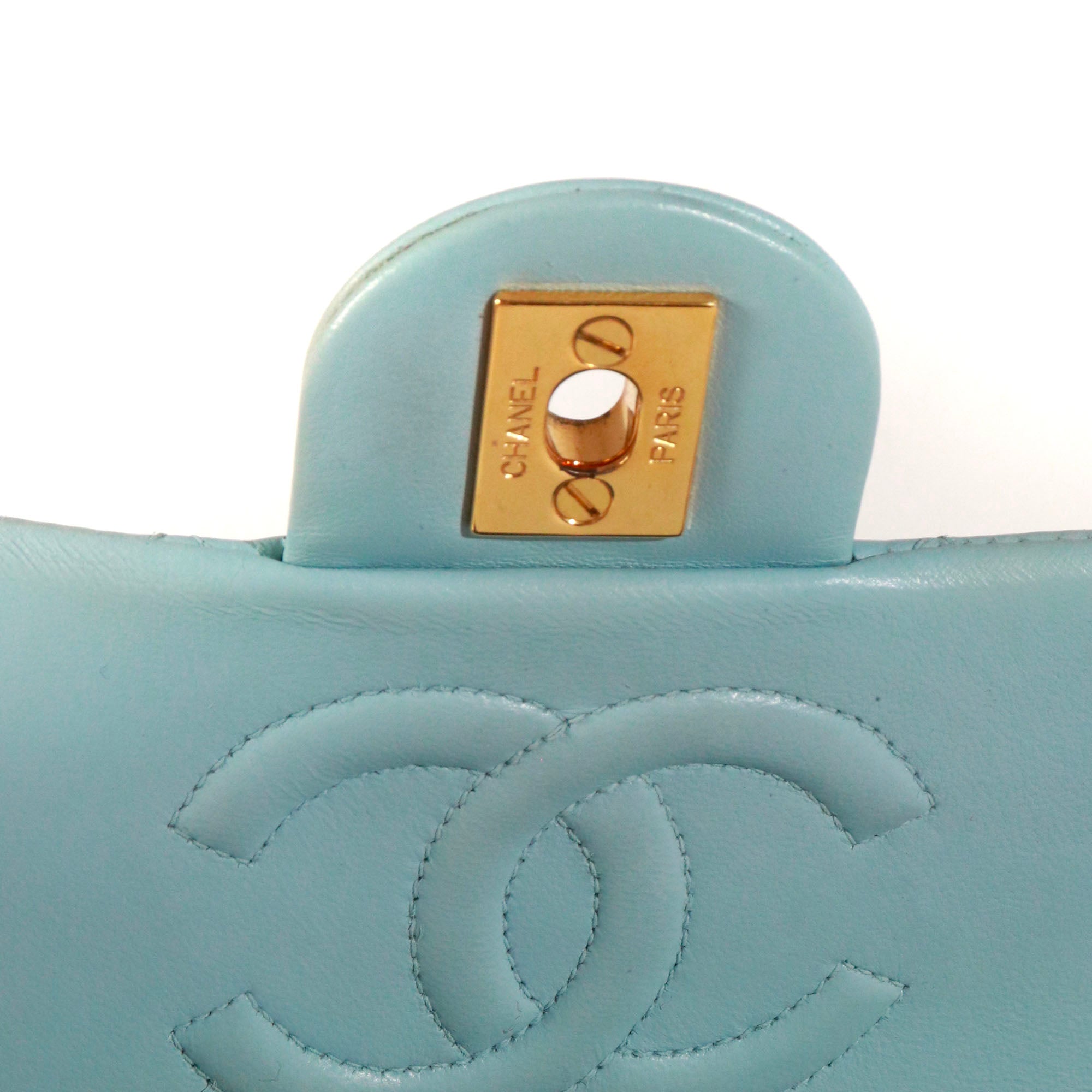 CHANEL - Sac à bandoulière Timeless Mini Square Chanel en cuir bleu vintage