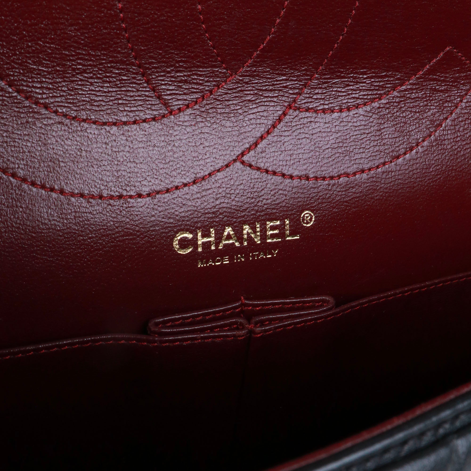 CHANEL - Sac à bandoulière 2.55 Chanel large en cuir matelassé noir