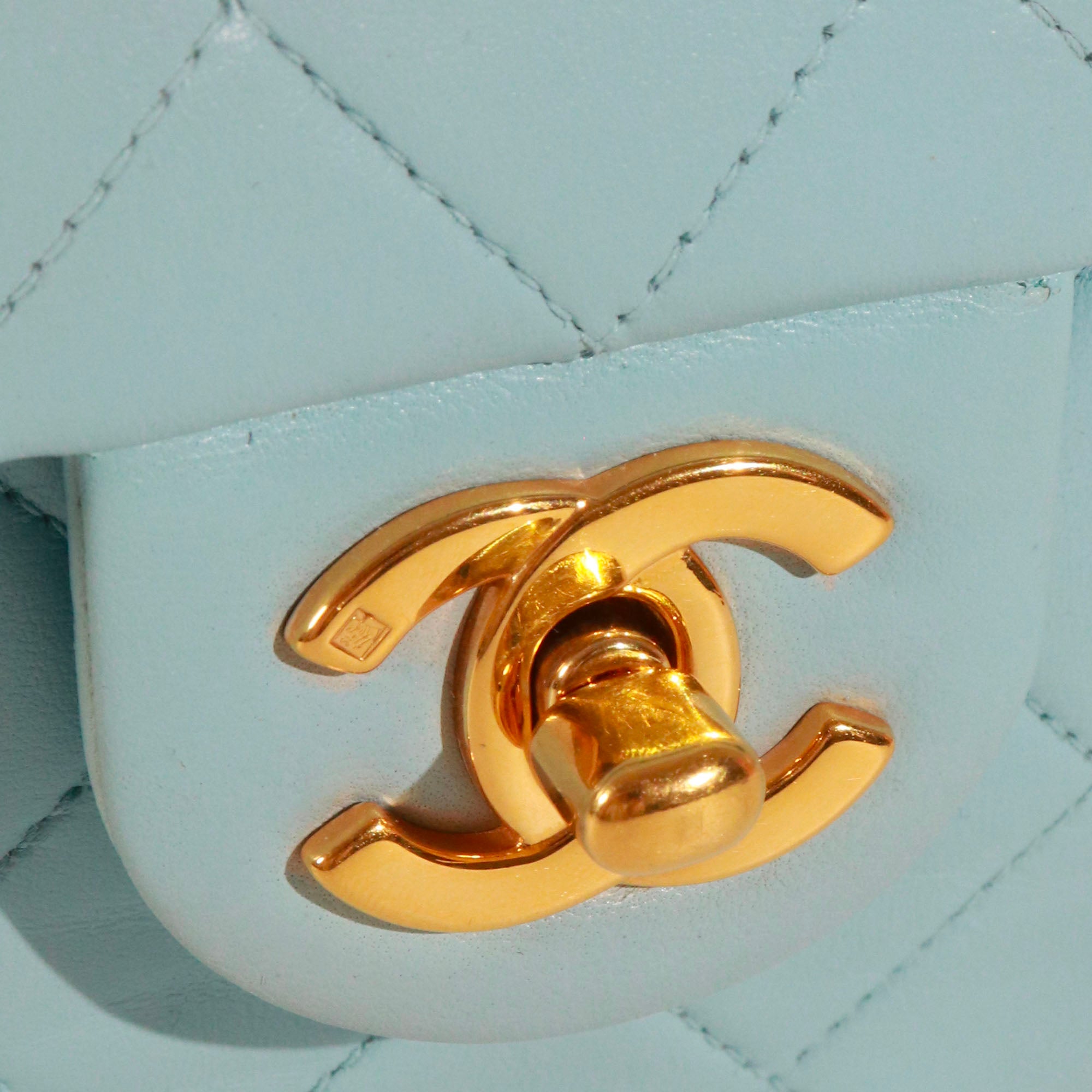 CHANEL - Sac à bandoulière Timeless Mini Square Chanel en cuir bleu vintage