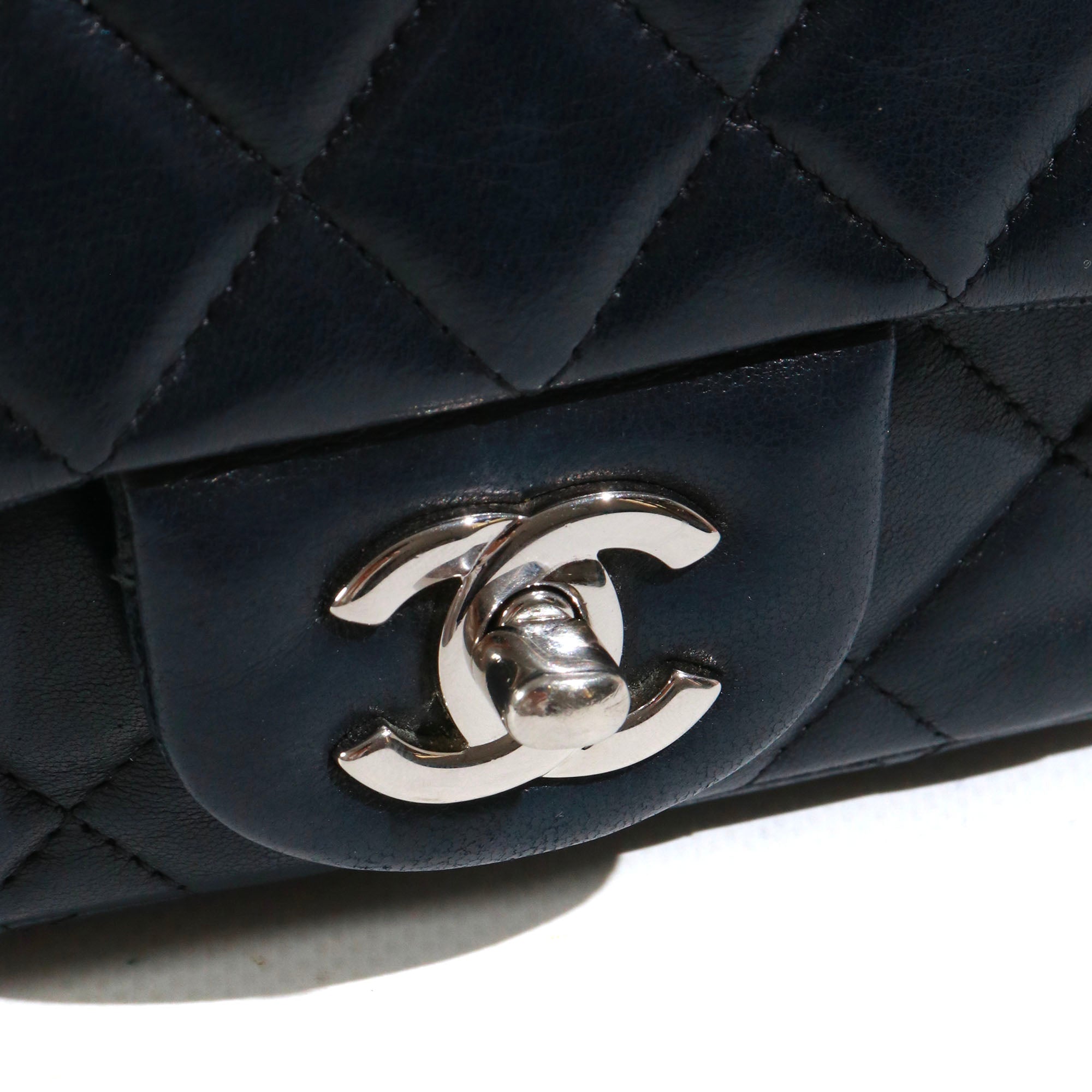 CHANEL - Sac à bandoulière Timeless Mini Square Chanel en cuir matelassé noir