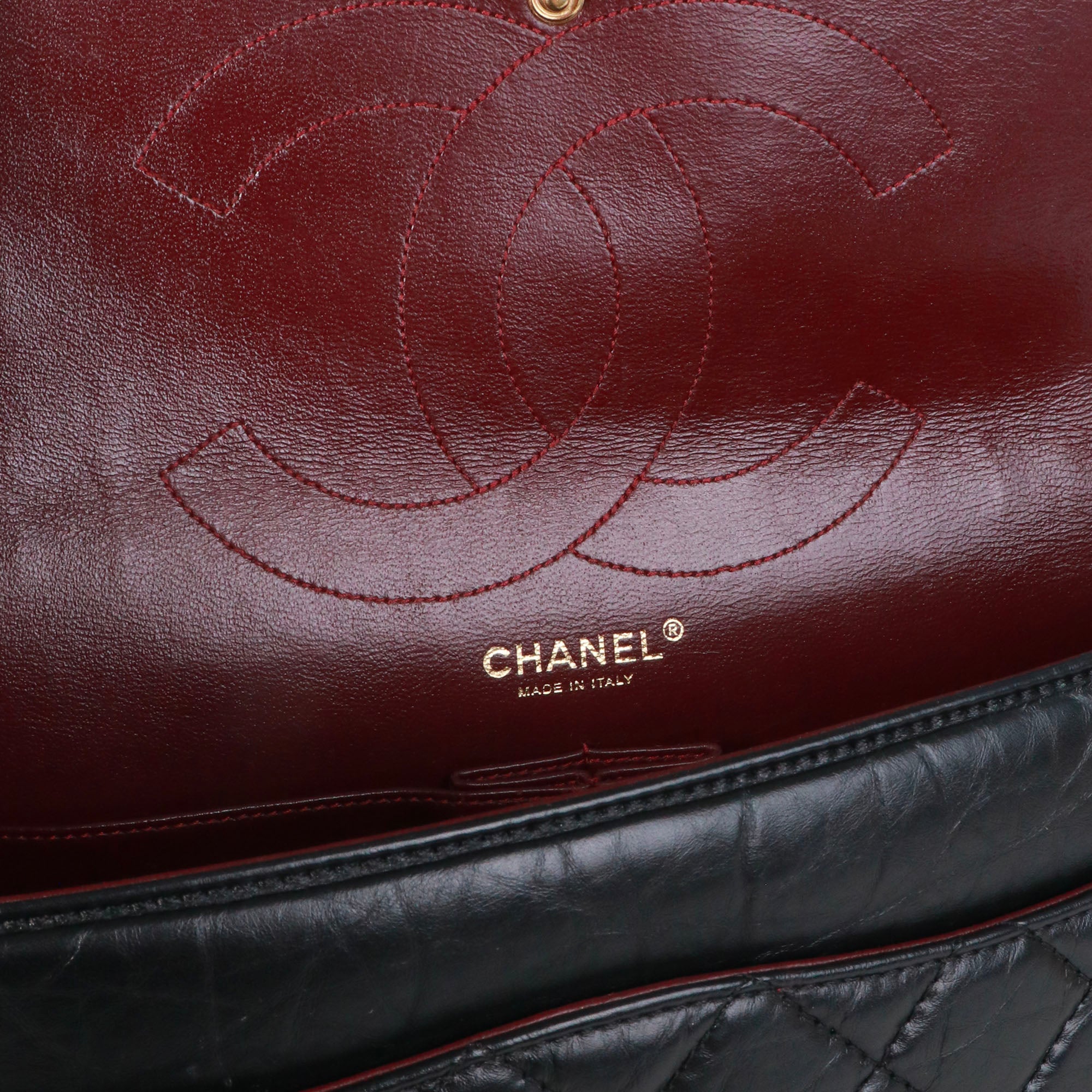 CHANEL - Sac à bandoulière 2.55 Chanel large en cuir matelassé noir