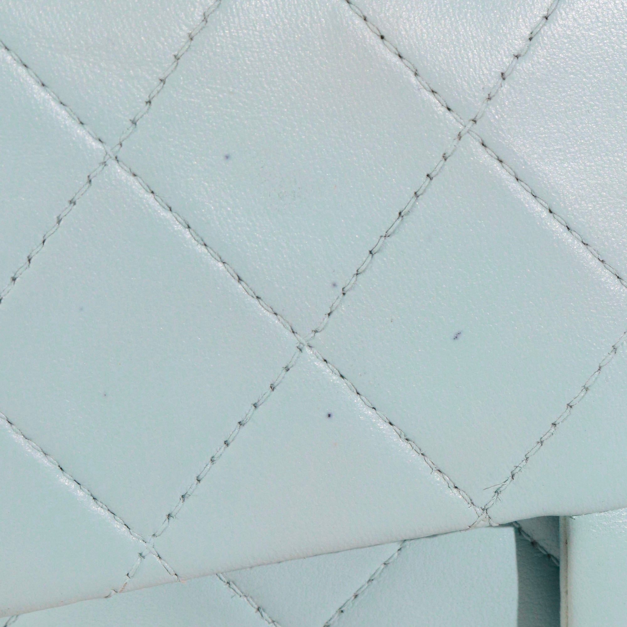 CHANEL - Sac à bandoulière Timeless Mini Square Chanel en cuir bleu vintage