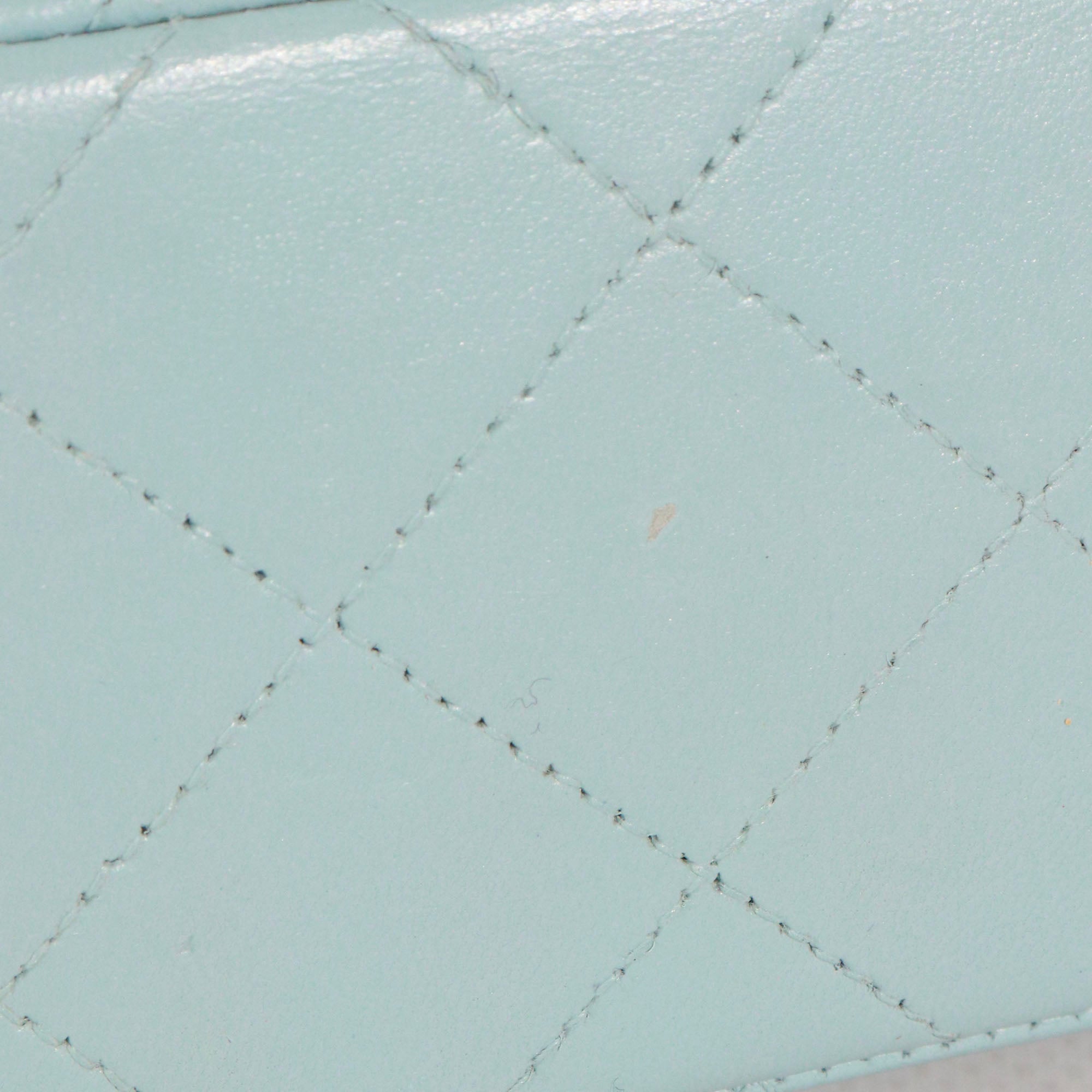 CHANEL - Sac à bandoulière Timeless Mini Square Chanel en cuir bleu vintage