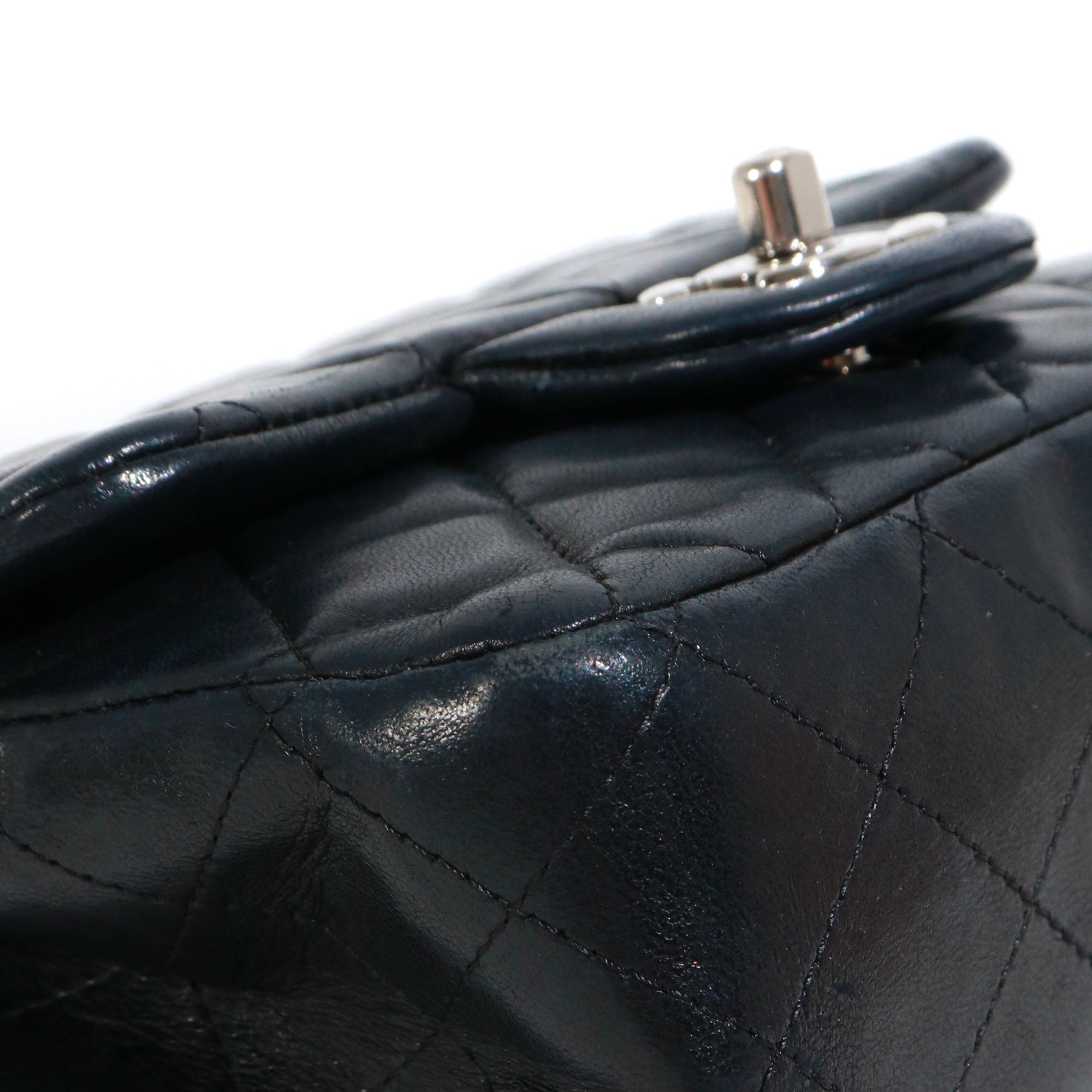 CHANEL - Sac à bandoulière Timeless Mini Square Chanel en cuir matelassé noir