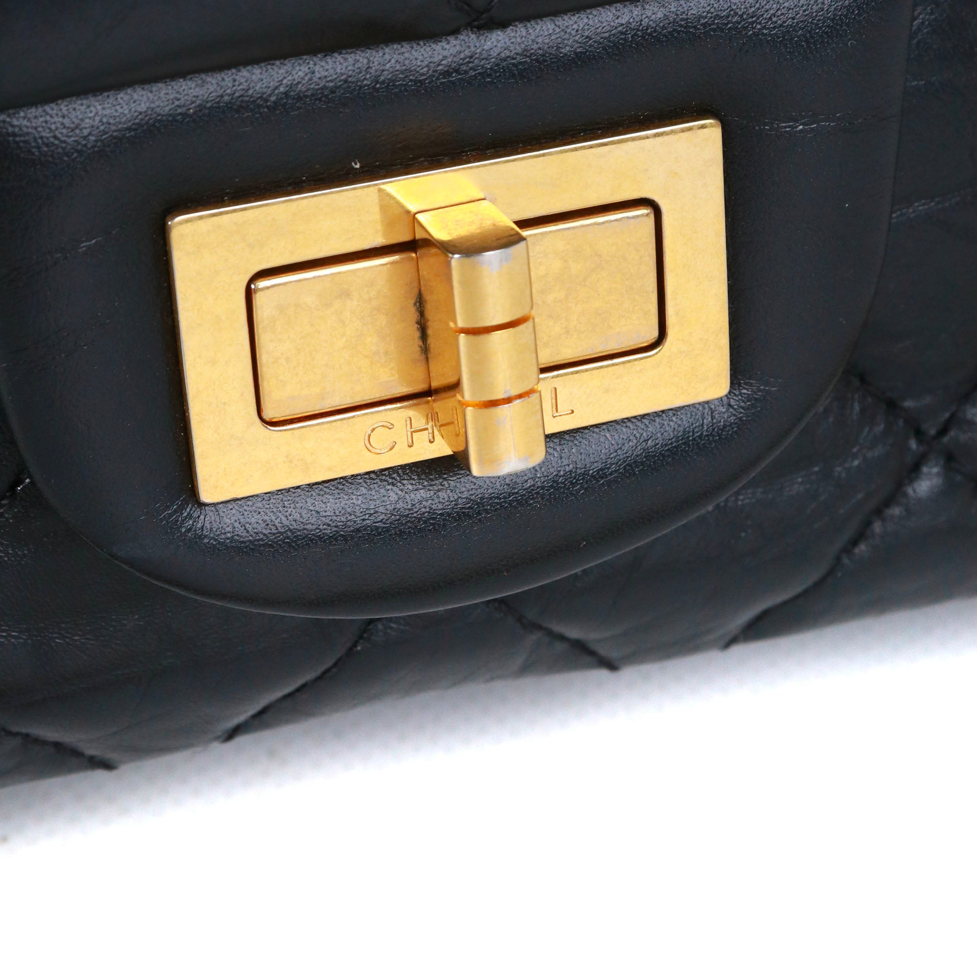 CHANEL - Sac à bandoulière 2.55 Chanel large en cuir matelassé noir
