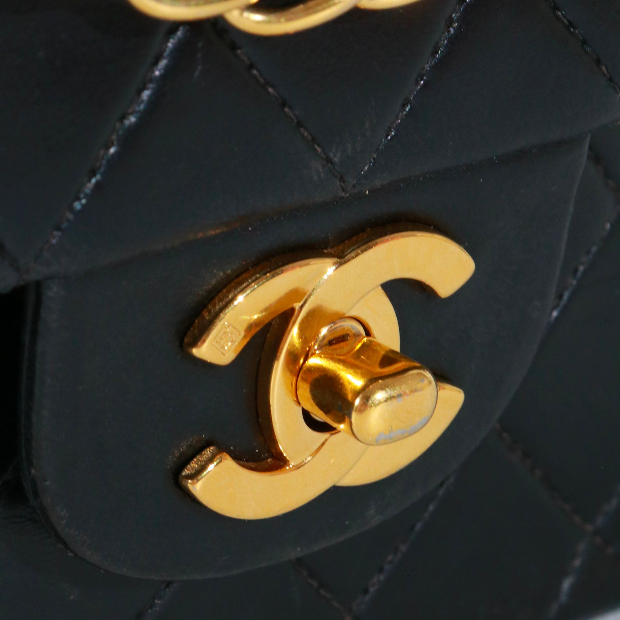 CHANEL - Sac à main Timeless 23 Chanel double flap en cuir matelassé noir vintage