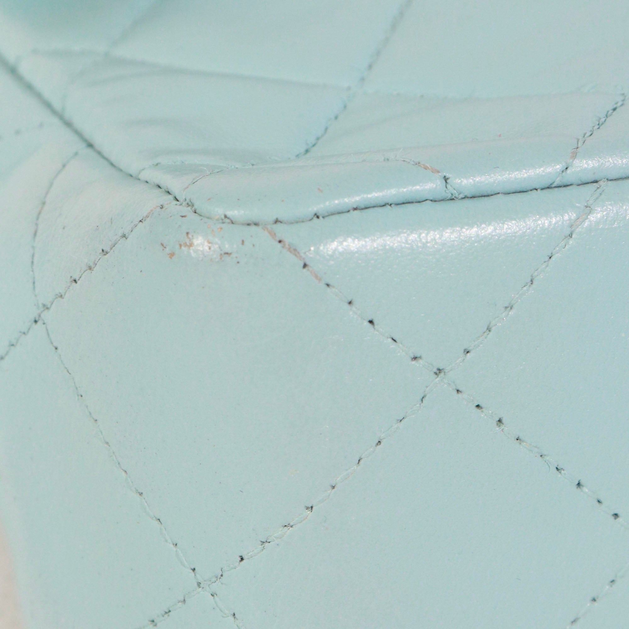 CHANEL - Sac à bandoulière Timeless Mini Square Chanel en cuir bleu vintage