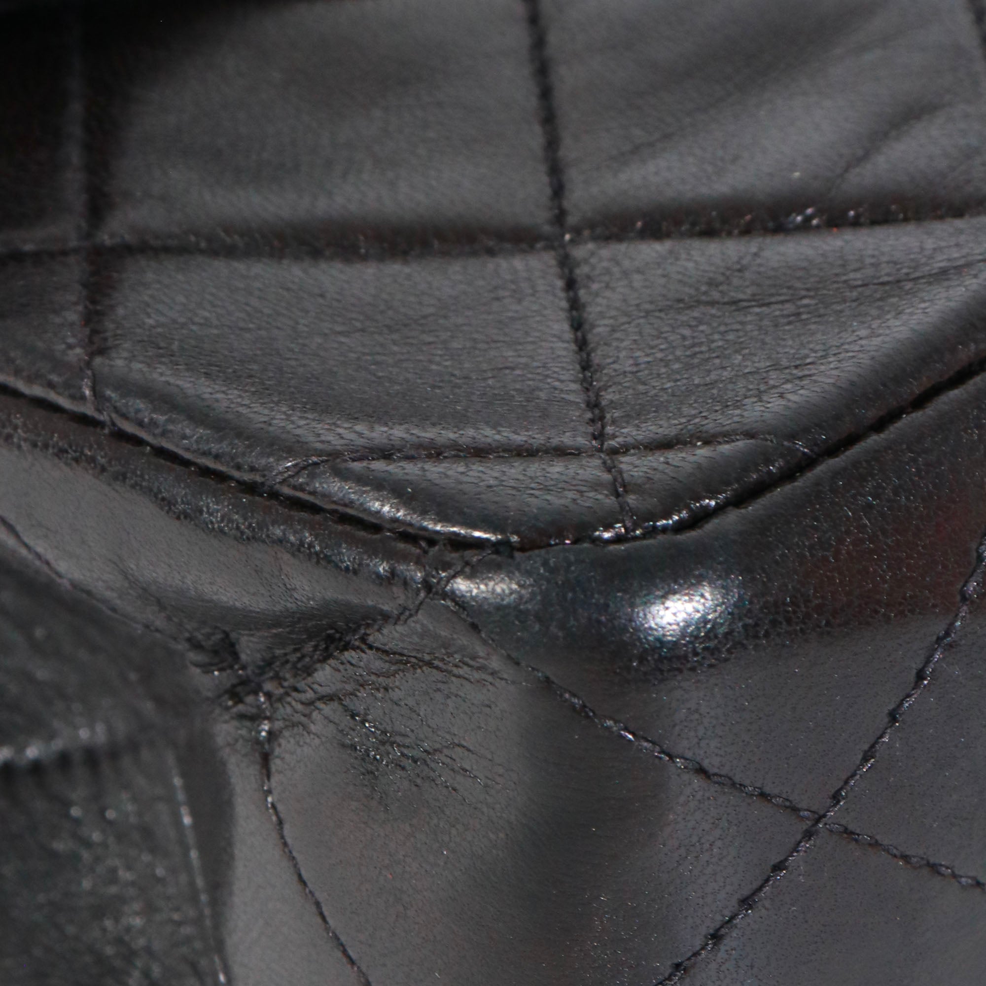 CHANEL - Sac à main Timeless 25 double flap Chanel en cuir matelassé noir vintage