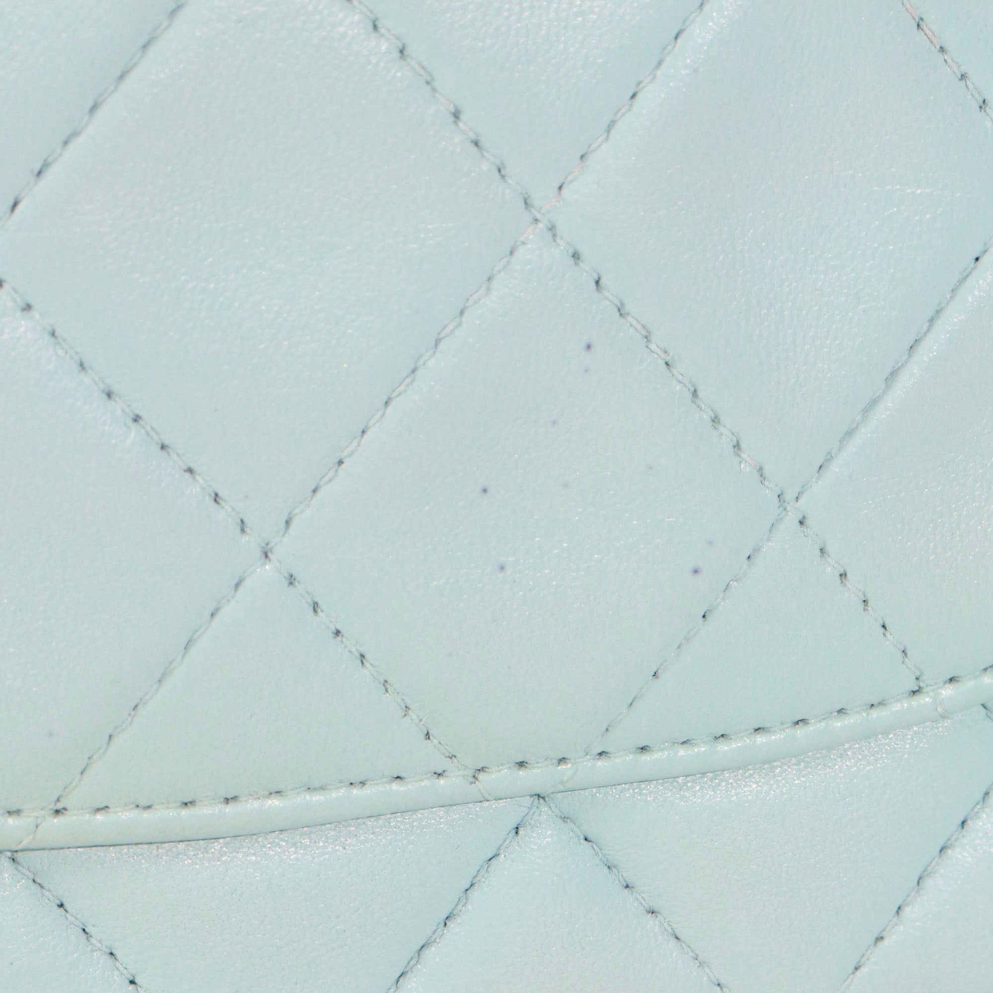 CHANEL - Sac à bandoulière Timeless Mini Square Chanel en cuir bleu vintage