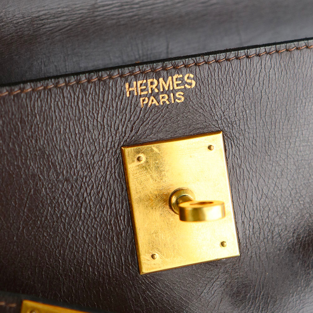 HERMÈS - Sac à main Kelly 32 en cuir box chocolat vintage