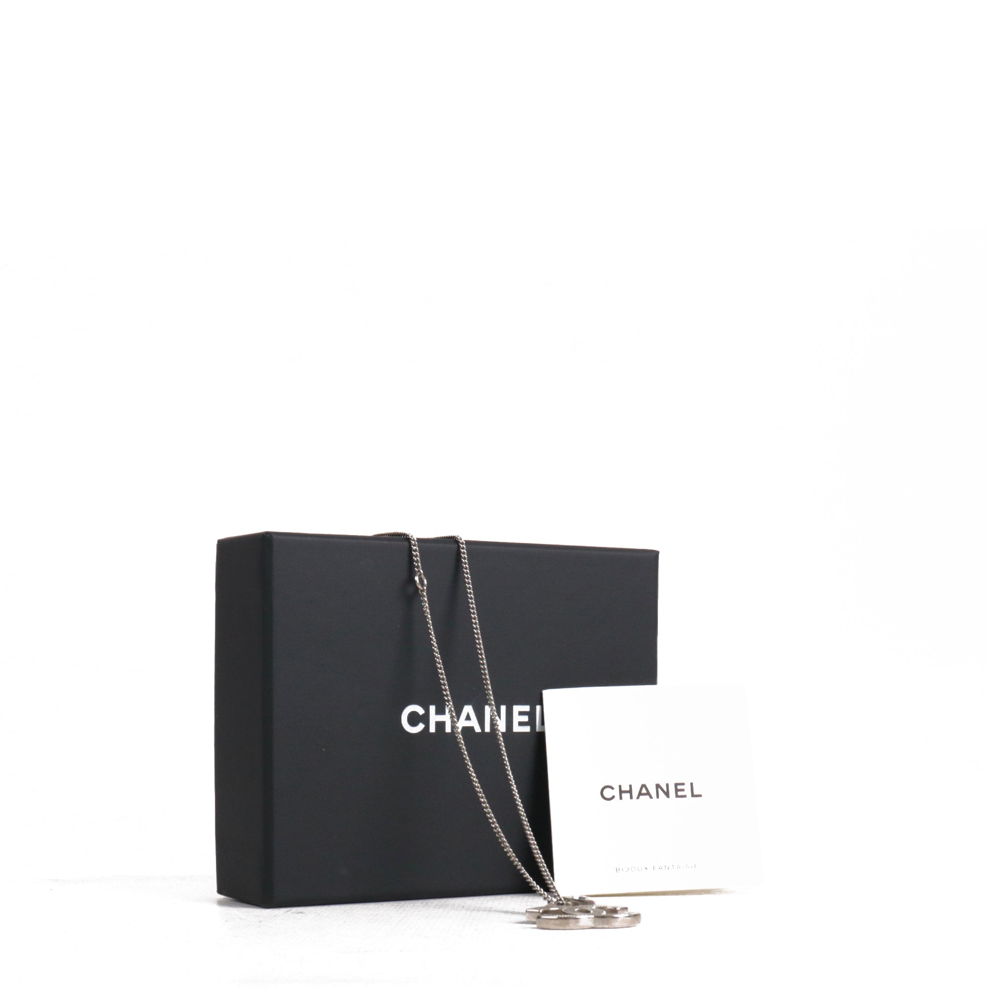 CHANEL - Collier Double C Chanel orné de strass en métal argenté