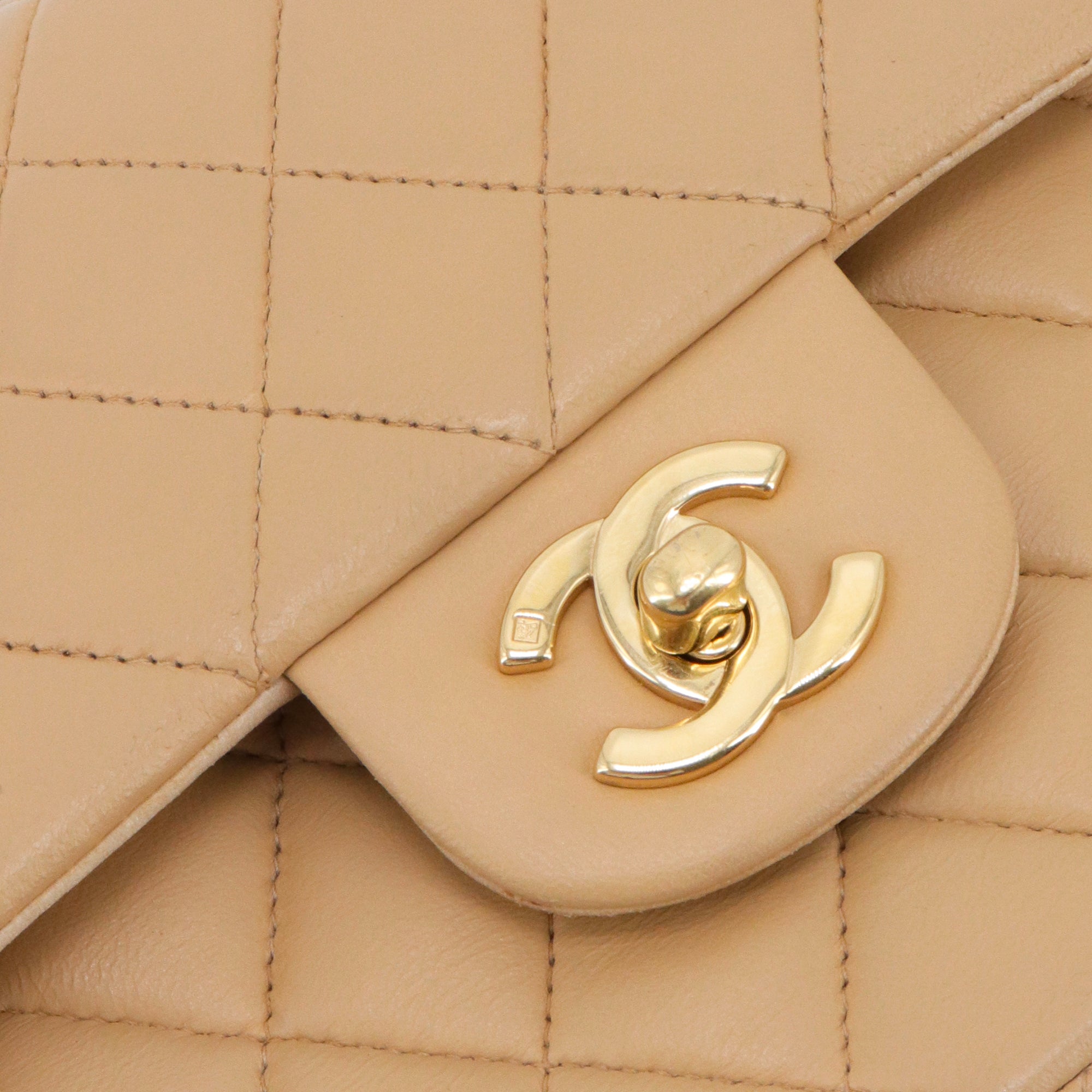 CHANEL - Sac à main Classique/Timeless small Chanel en cuir lisse beige vintage