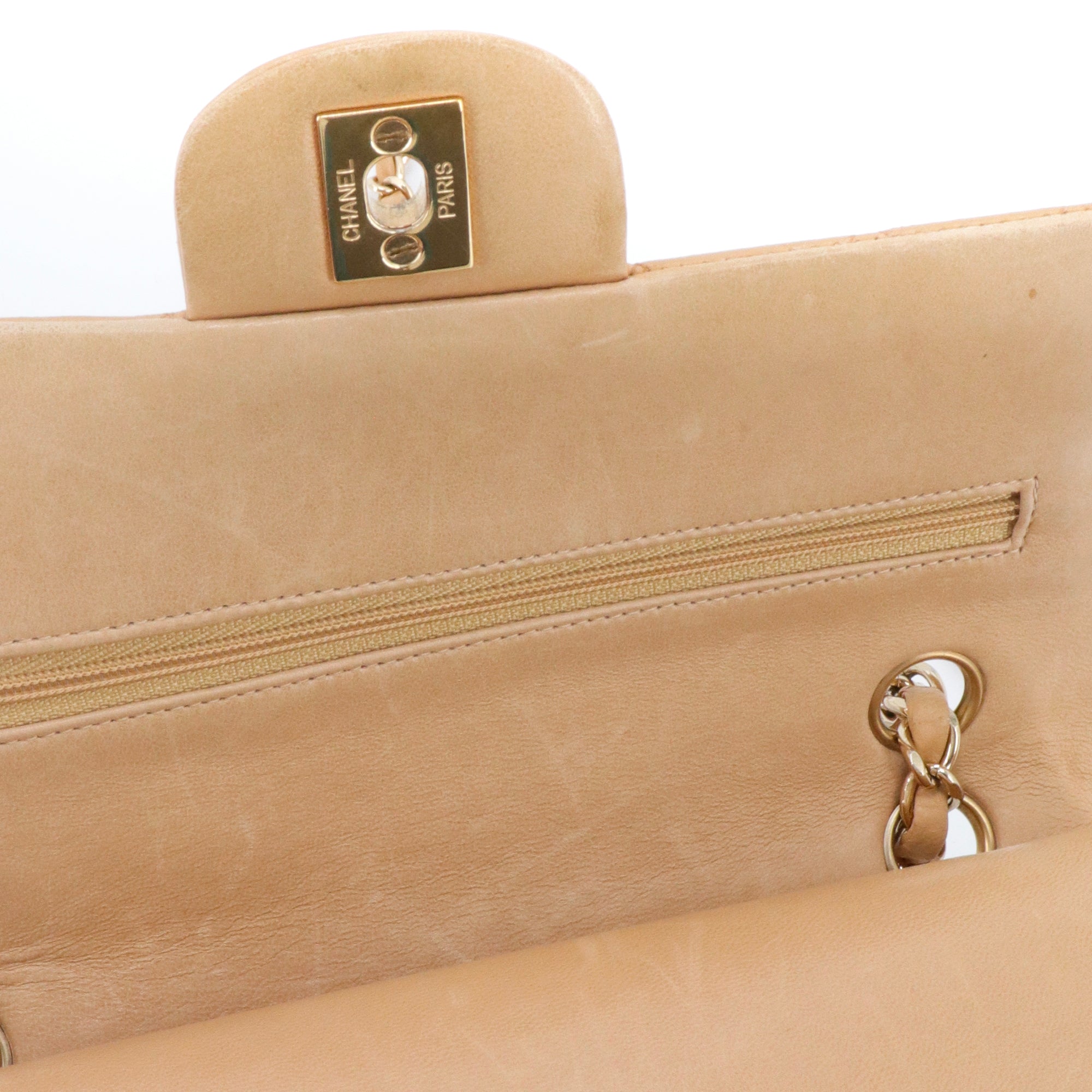 CHANEL - Sac à main Classique/Timeless small Chanel en cuir lisse beige vintage