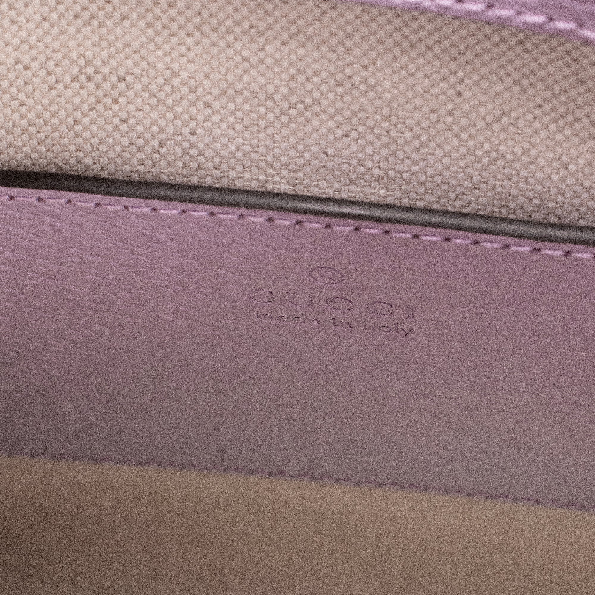 GUCCI - Sac à bandoulière Cabas Plat Gucci en toile et cuir violet