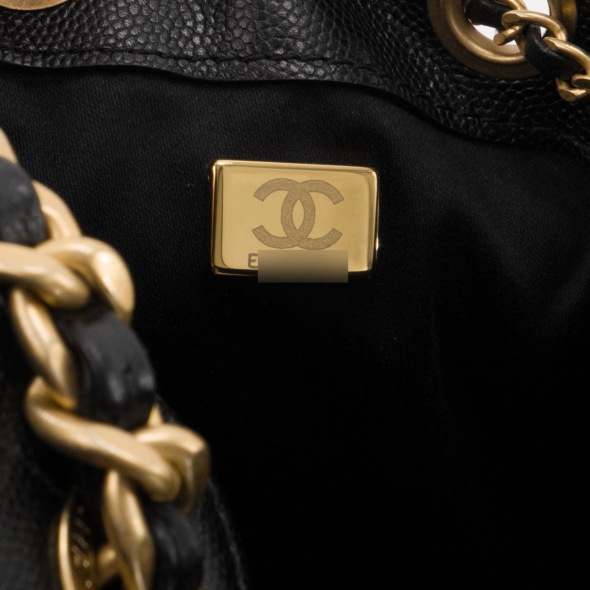 CHANEL - Sac à épaule Chanel 25 small en cuir caviar noir