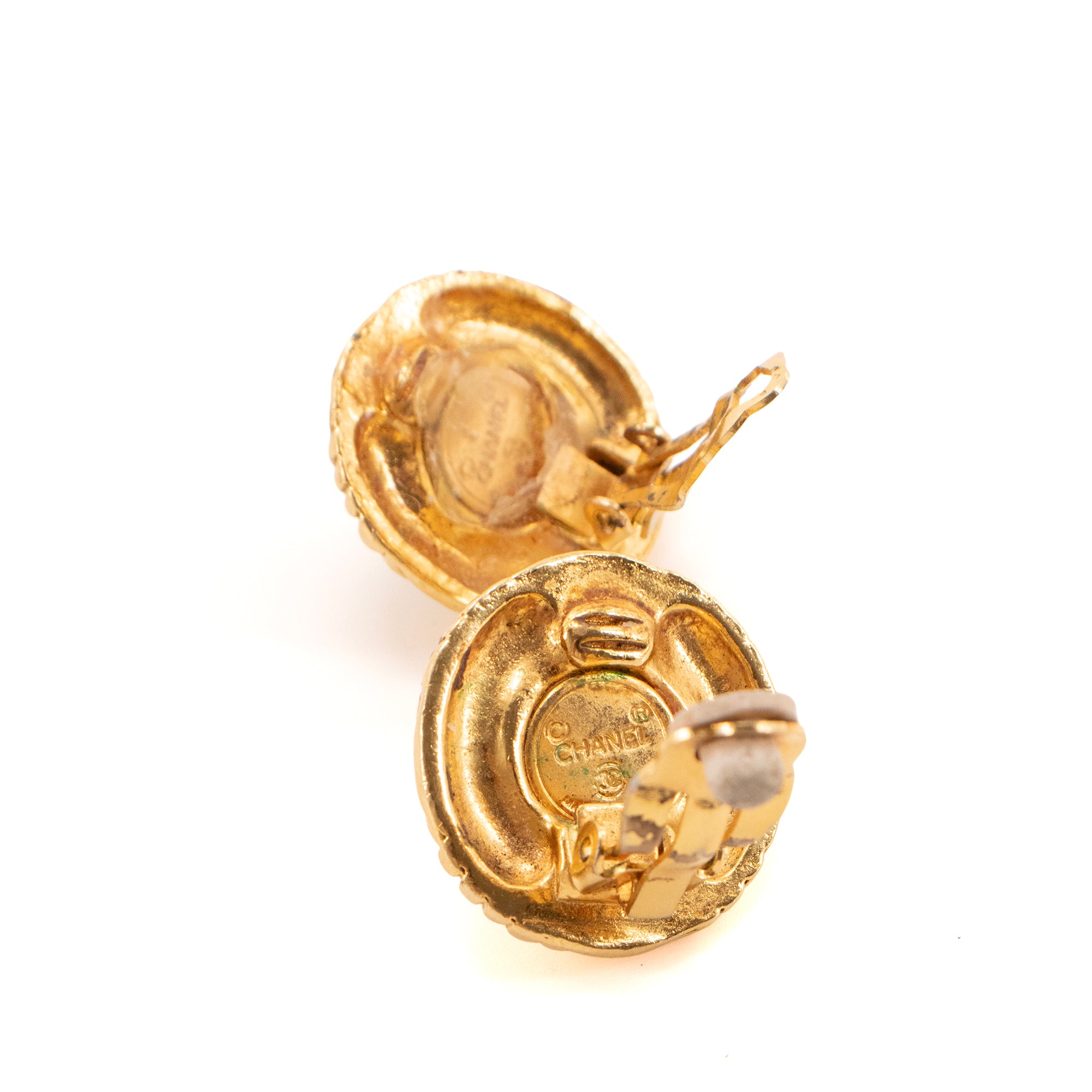 CHANEL - Boucles d'oreilles Chanel en métal doré vintage