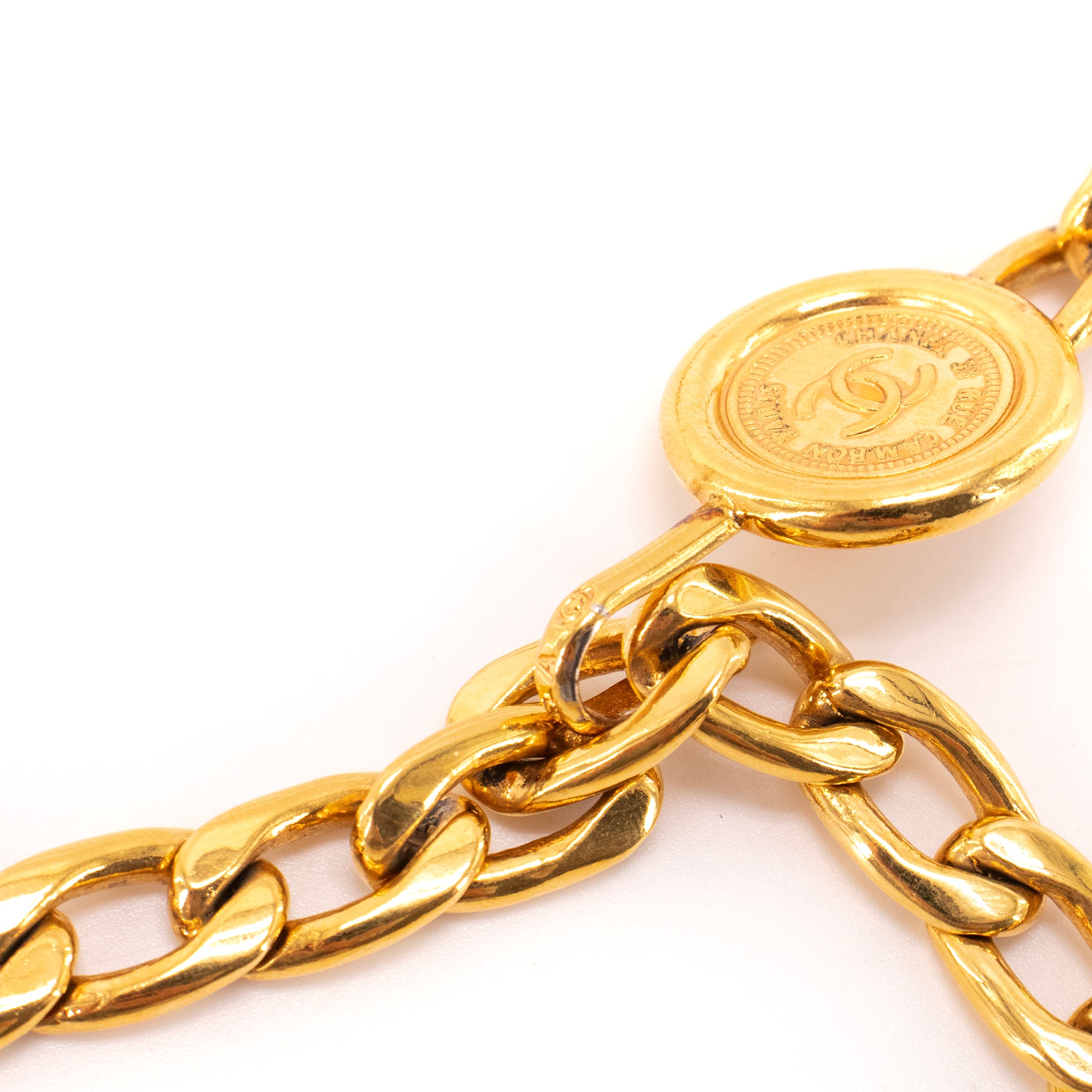 CHANEL - Ceinture Médaillon Chain ajustable Chanel en metal doré vintage