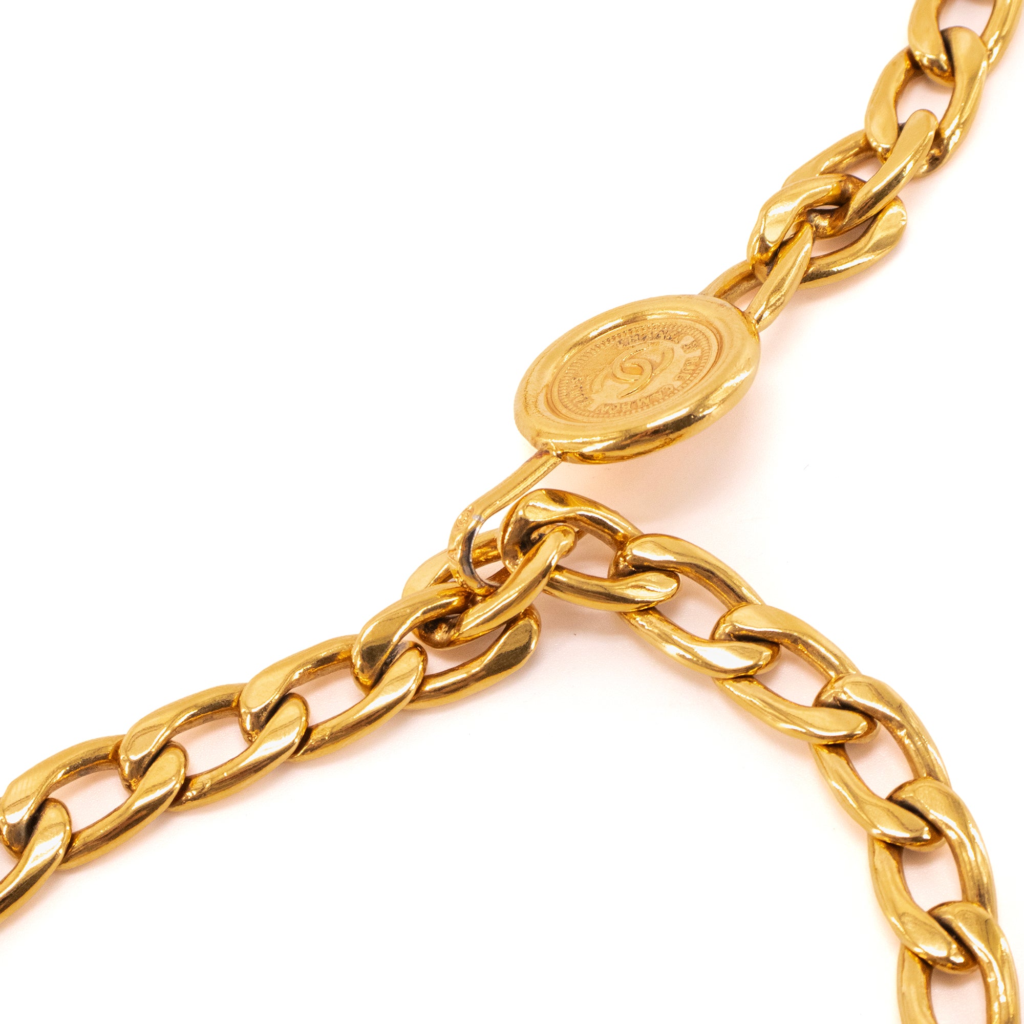 CHANEL - Ceinture Médaillon Chain ajustable Chanel en metal doré vintage