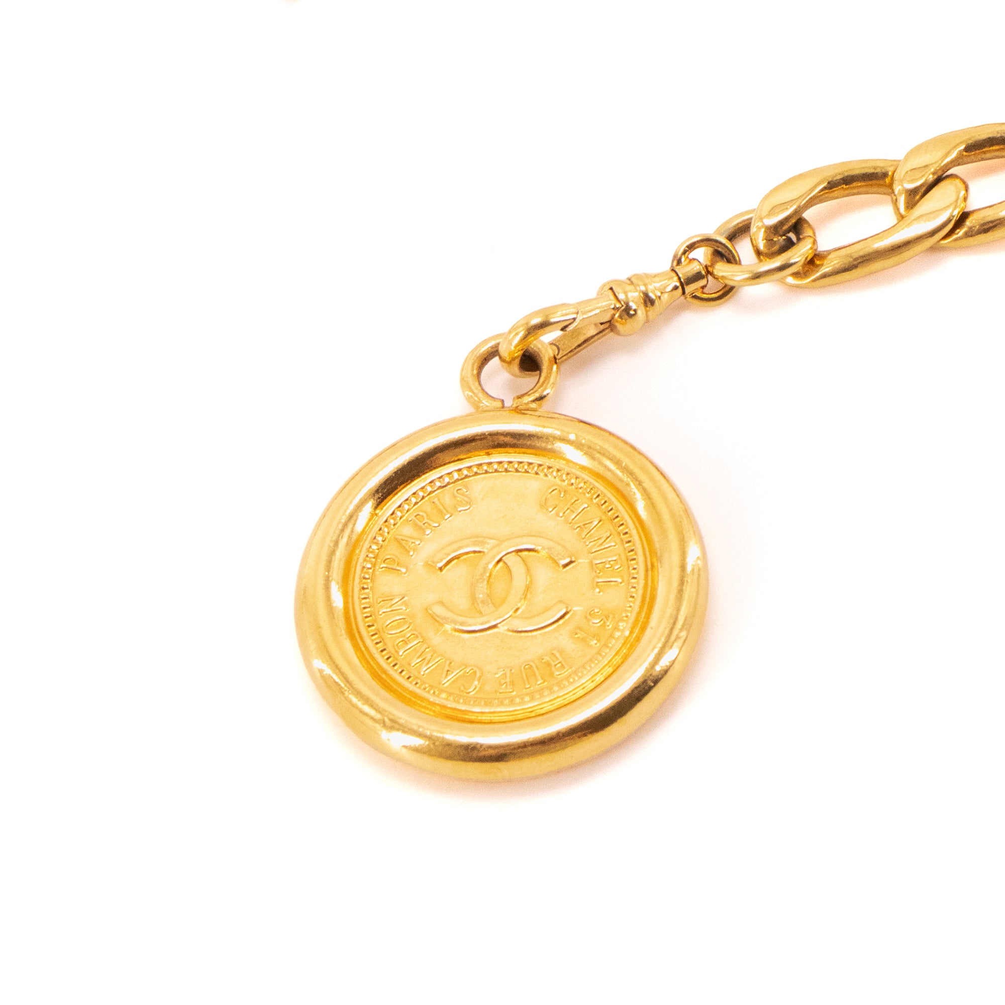 CHANEL - Ceinture Médaillon Chain ajustable Chanel en metal doré vintage