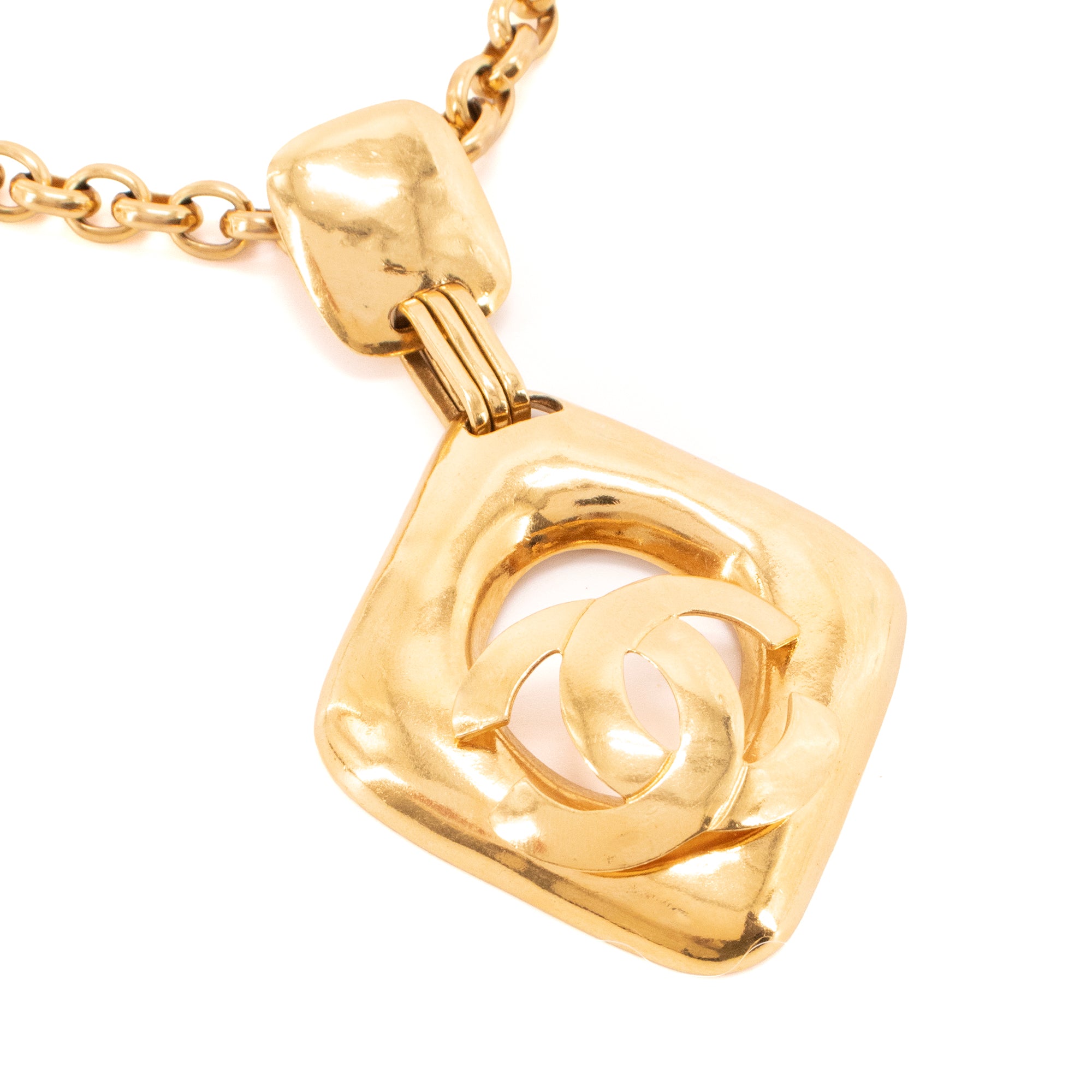 CHANEL - Collier CC Chanel en métal doré vintage