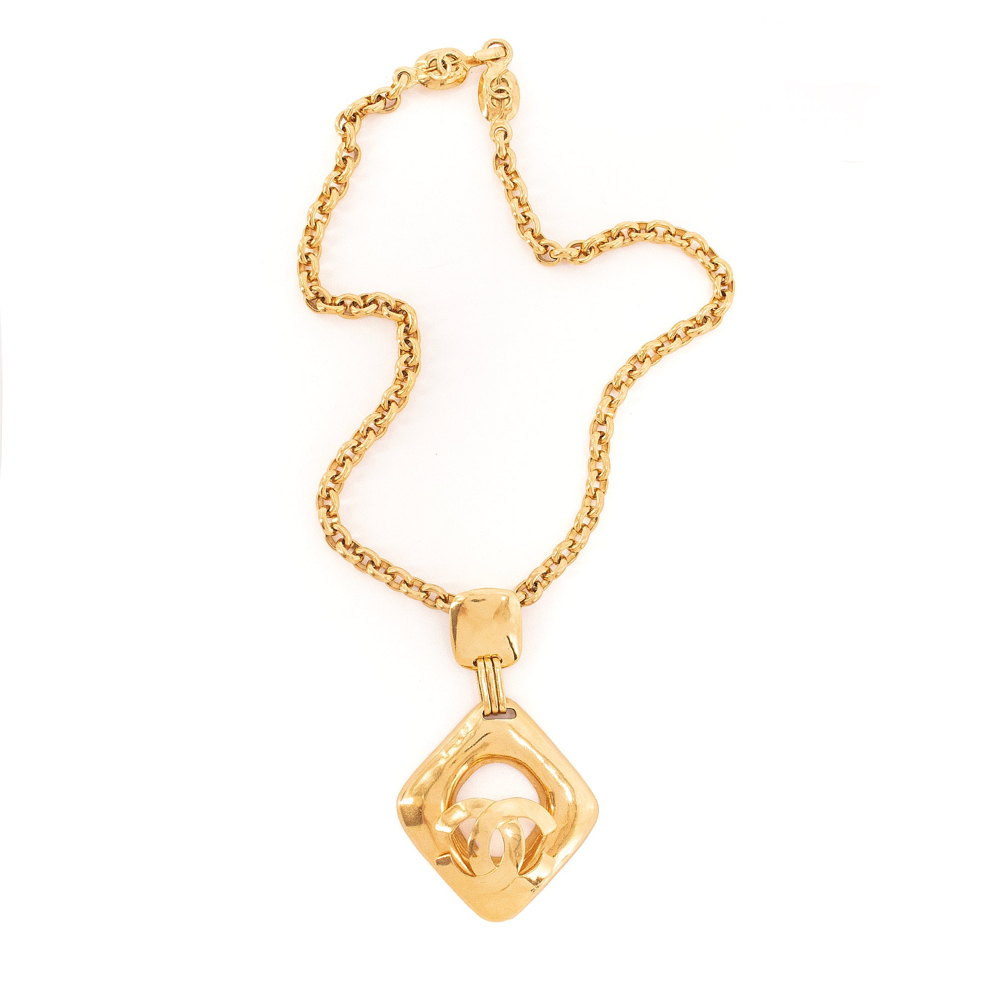 CHANEL - Collier CC Chanel en métal doré vintage