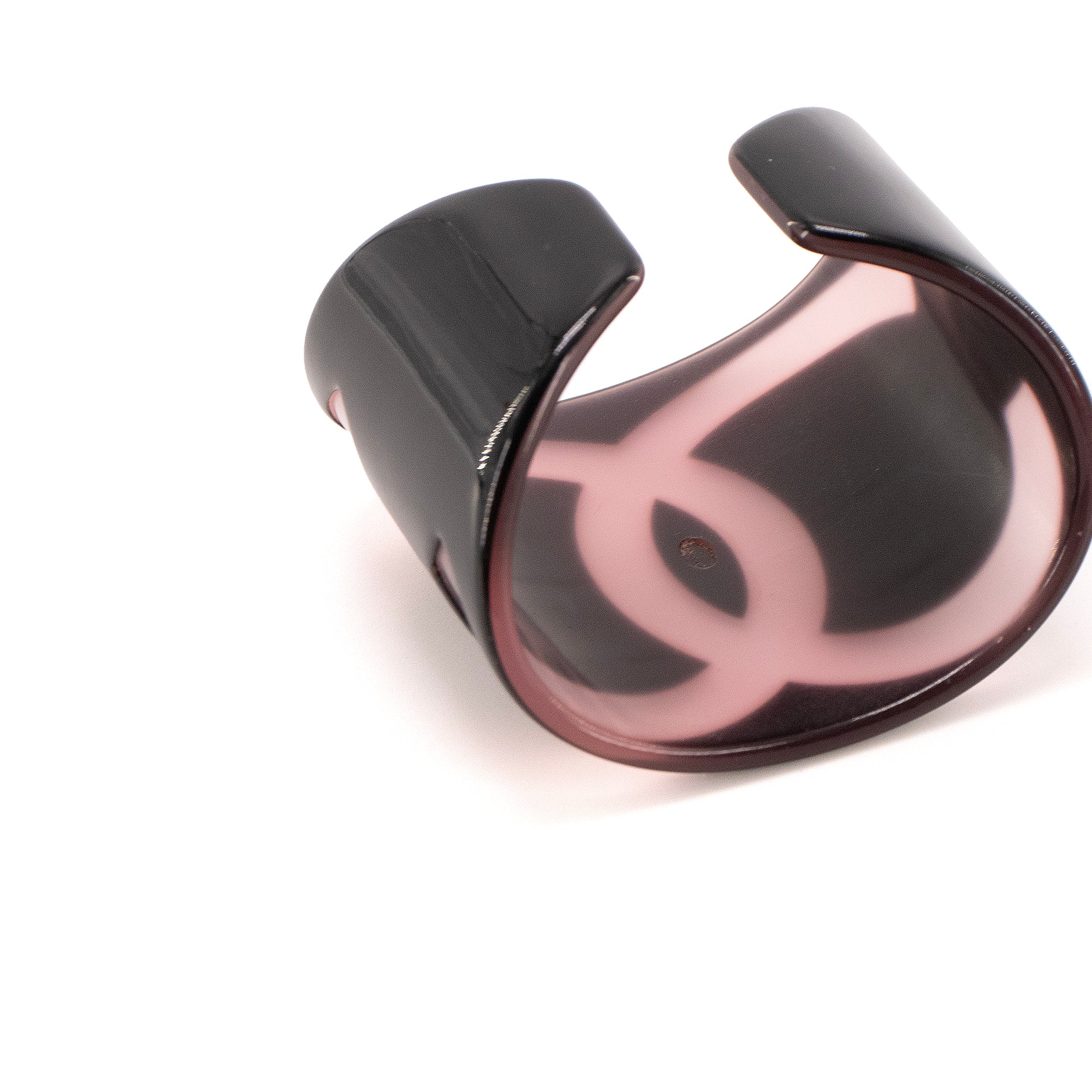 CHANEL - Manchette CC Chanel en plastique noir et rose