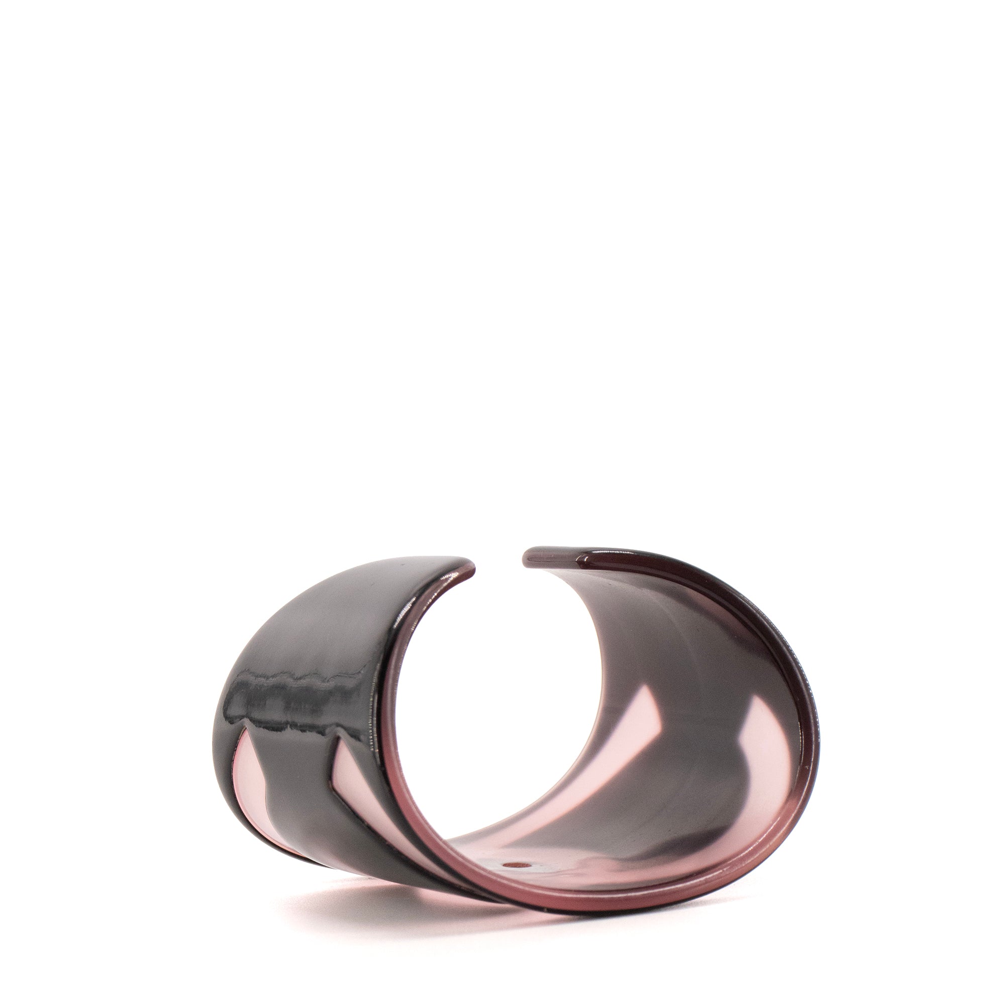 CHANEL - Manchette CC Chanel en plastique noir et rose