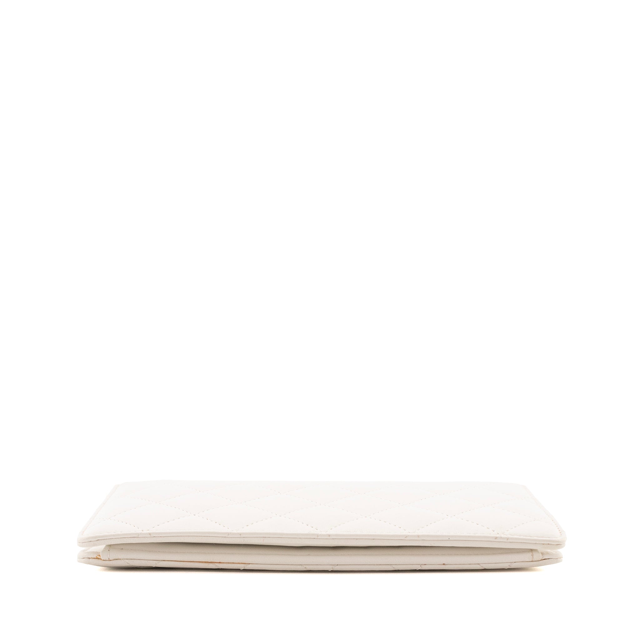 CHANEL - Portefeuille Valentine Chanel en cuir matelassé blanc édition limitée