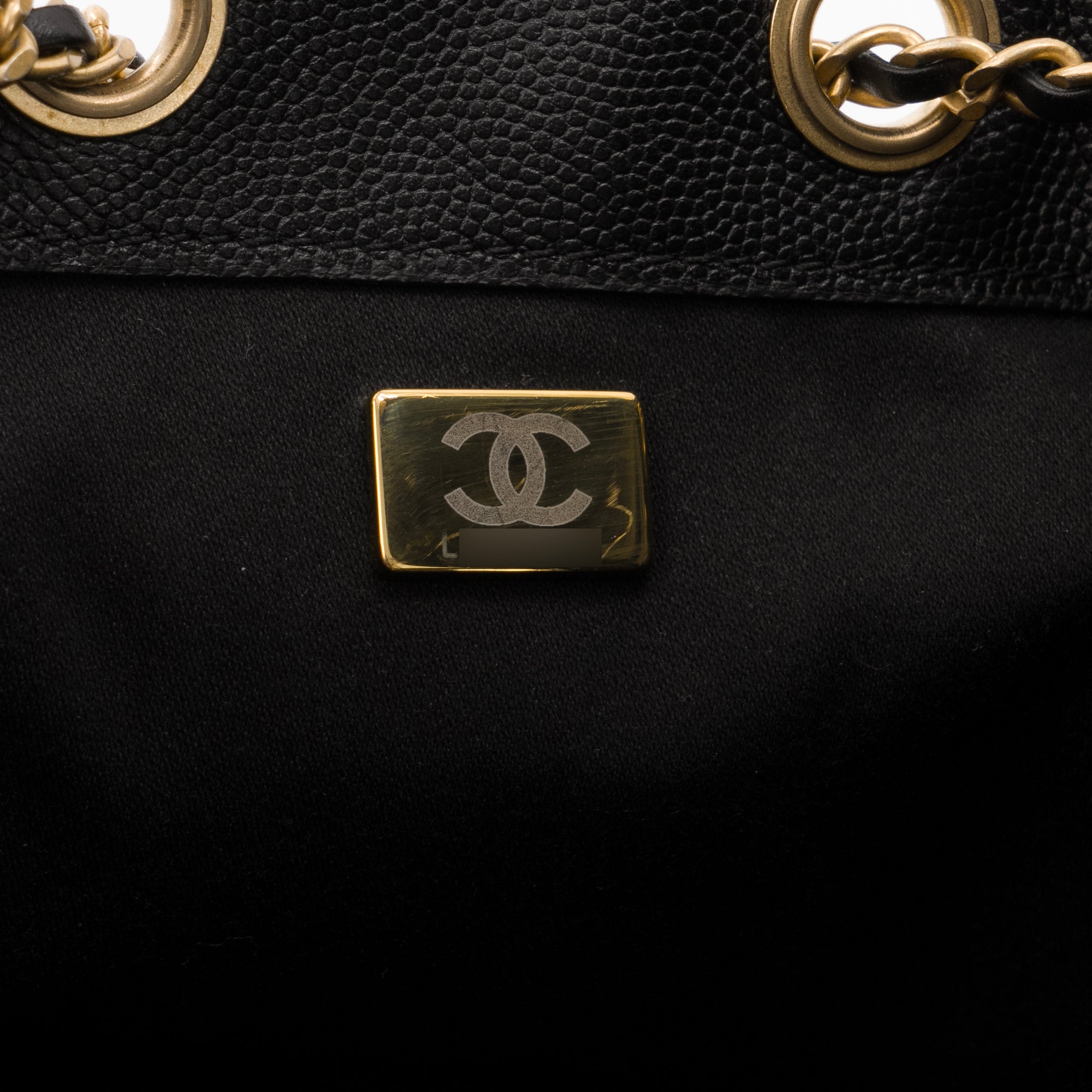 CHANEL - Sac à épaule Chanel 25 en cuir caviar noir