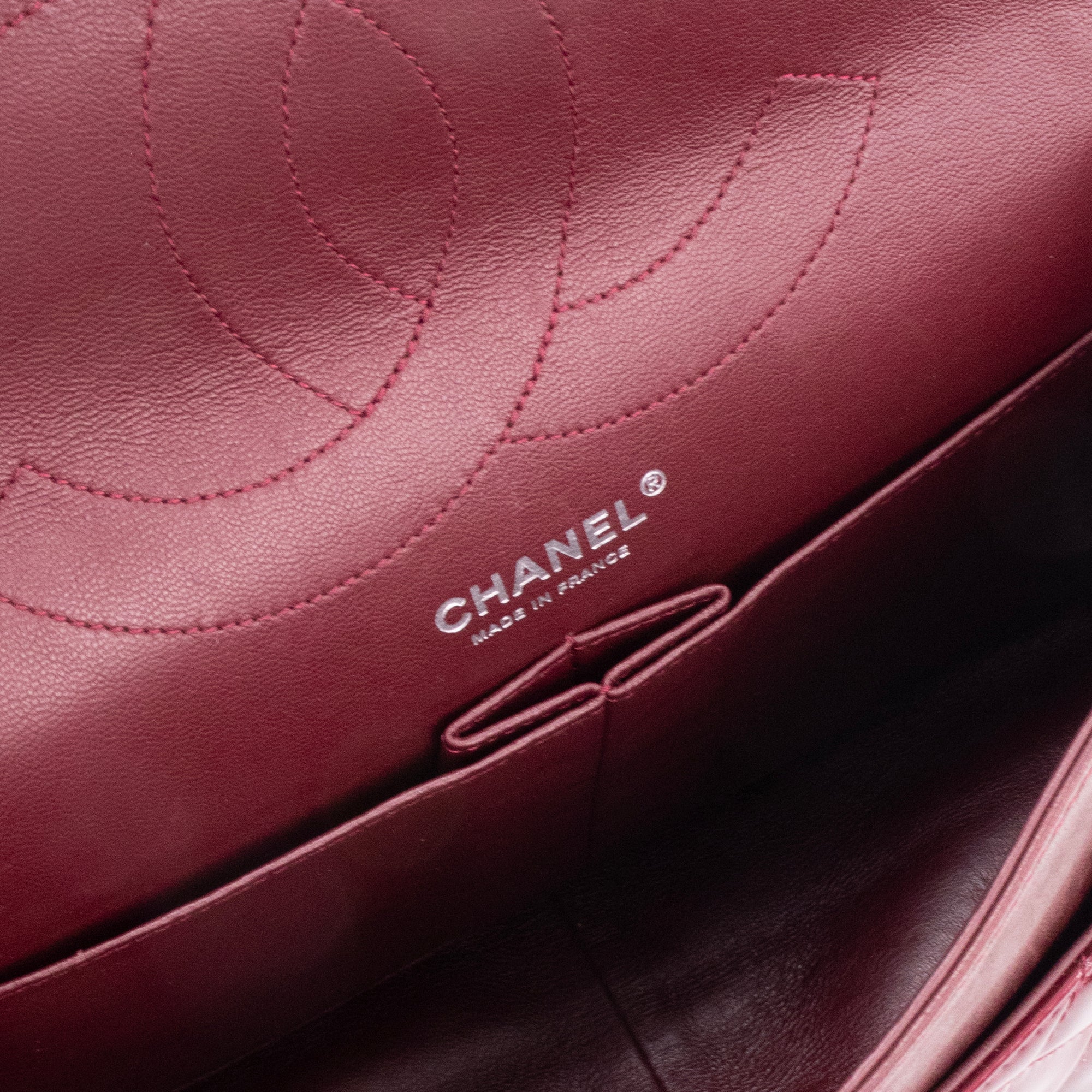 CHANEL - Sac à bandoulière 2.55 large Chanel en cuir verni bordeaux
