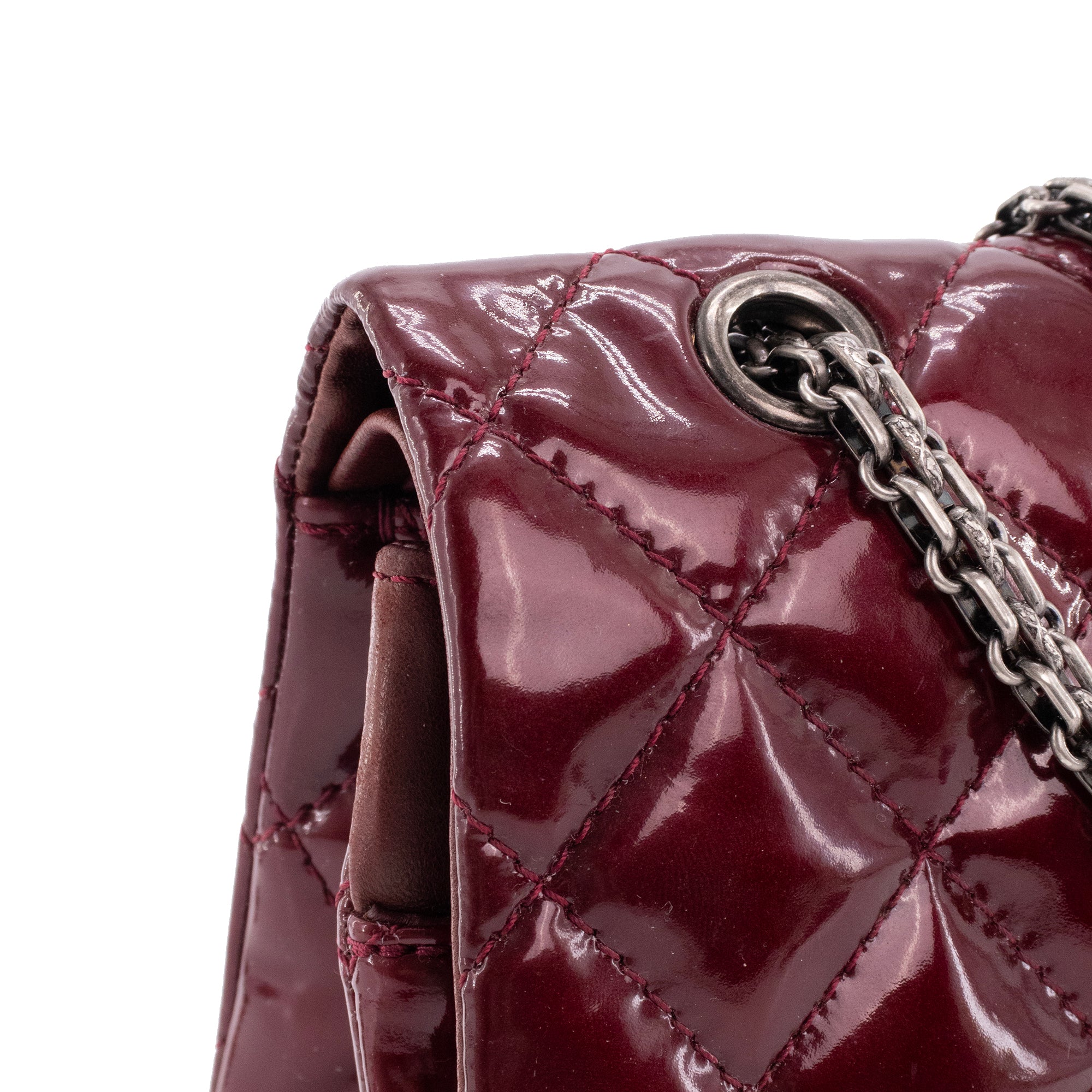 CHANEL - Sac à bandoulière 2.55 large Chanel en cuir verni bordeaux