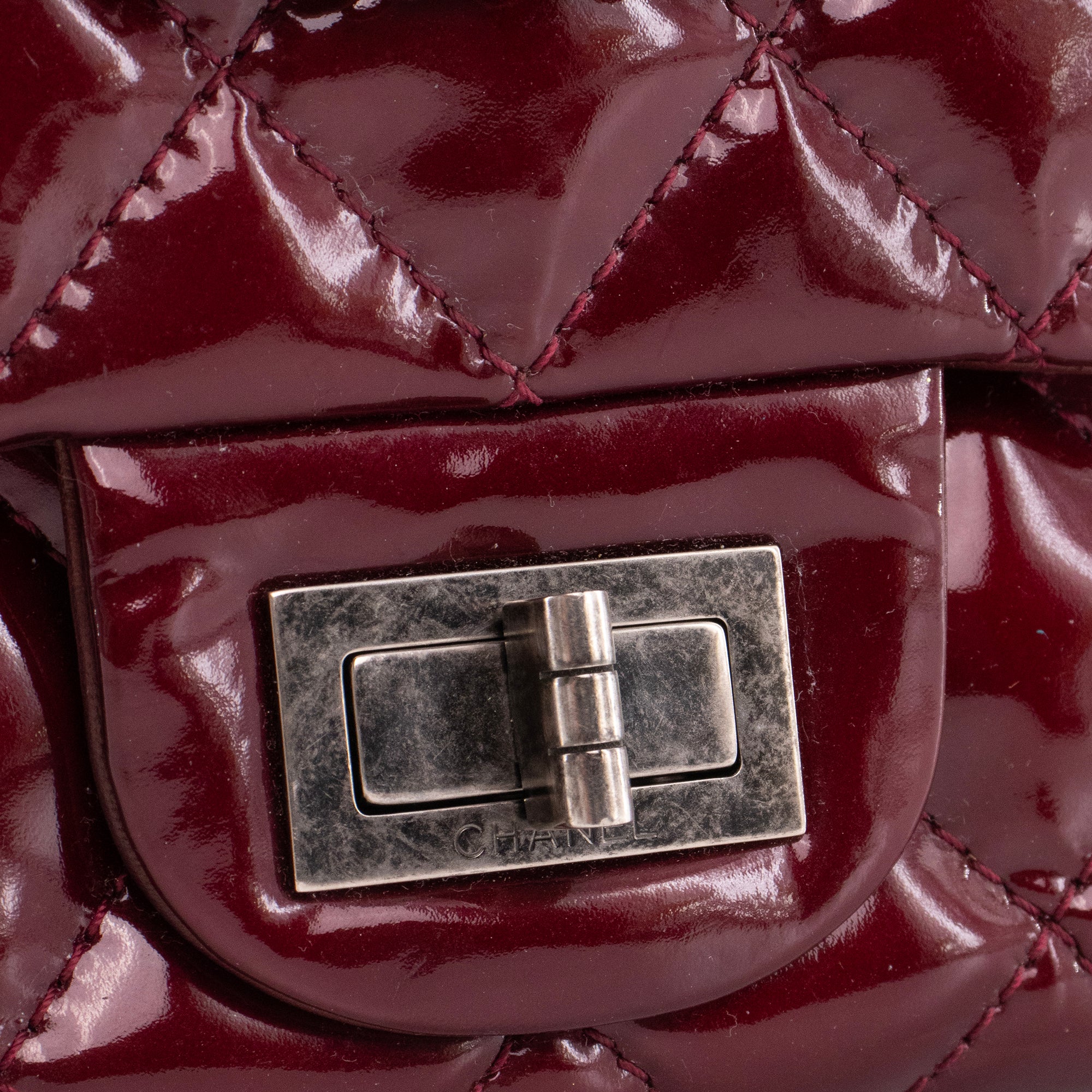 CHANEL - Sac à bandoulière 2.55 large Chanel en cuir verni bordeaux