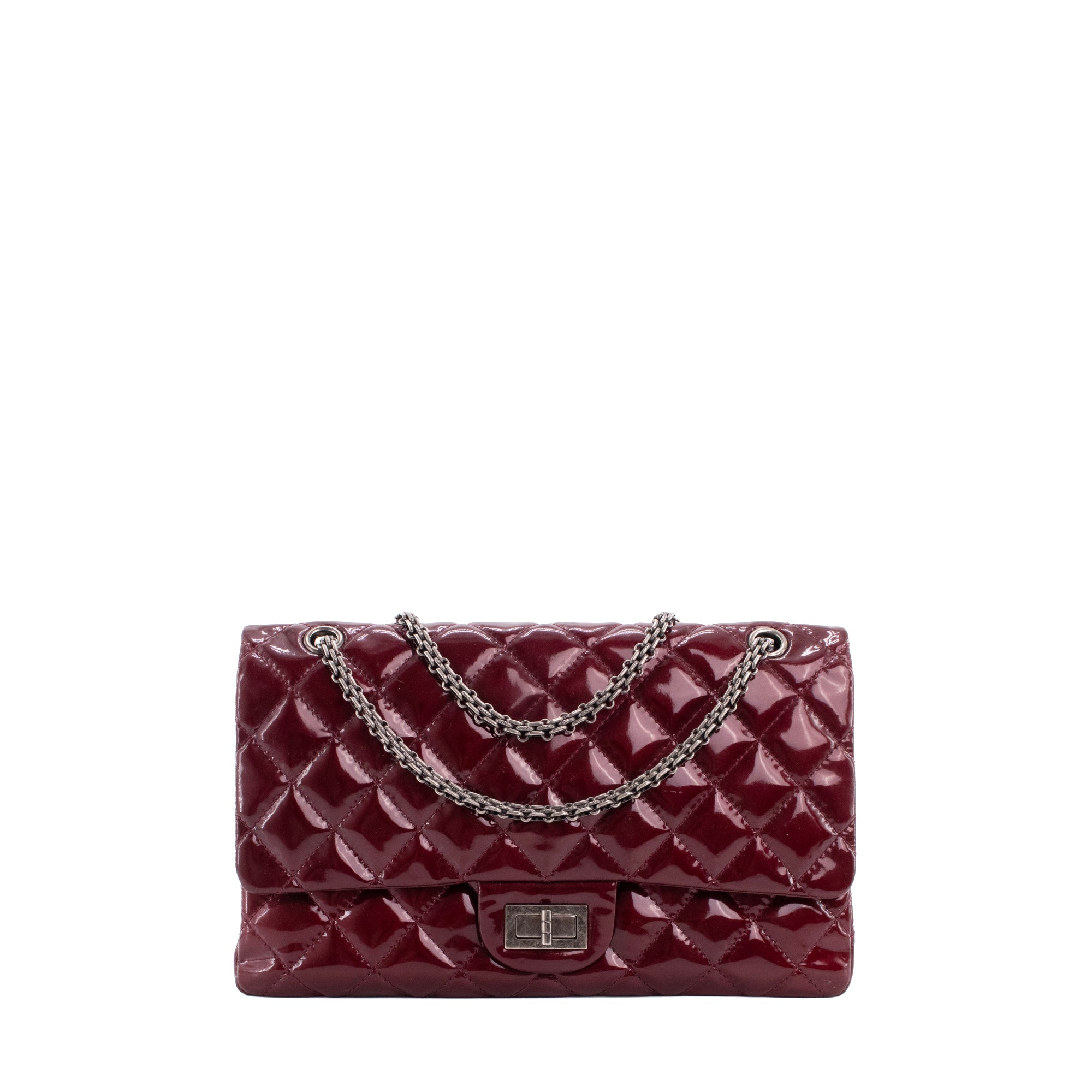 CHANEL - Sac à bandoulière 2.55 large Chanel en cuir verni bordeaux