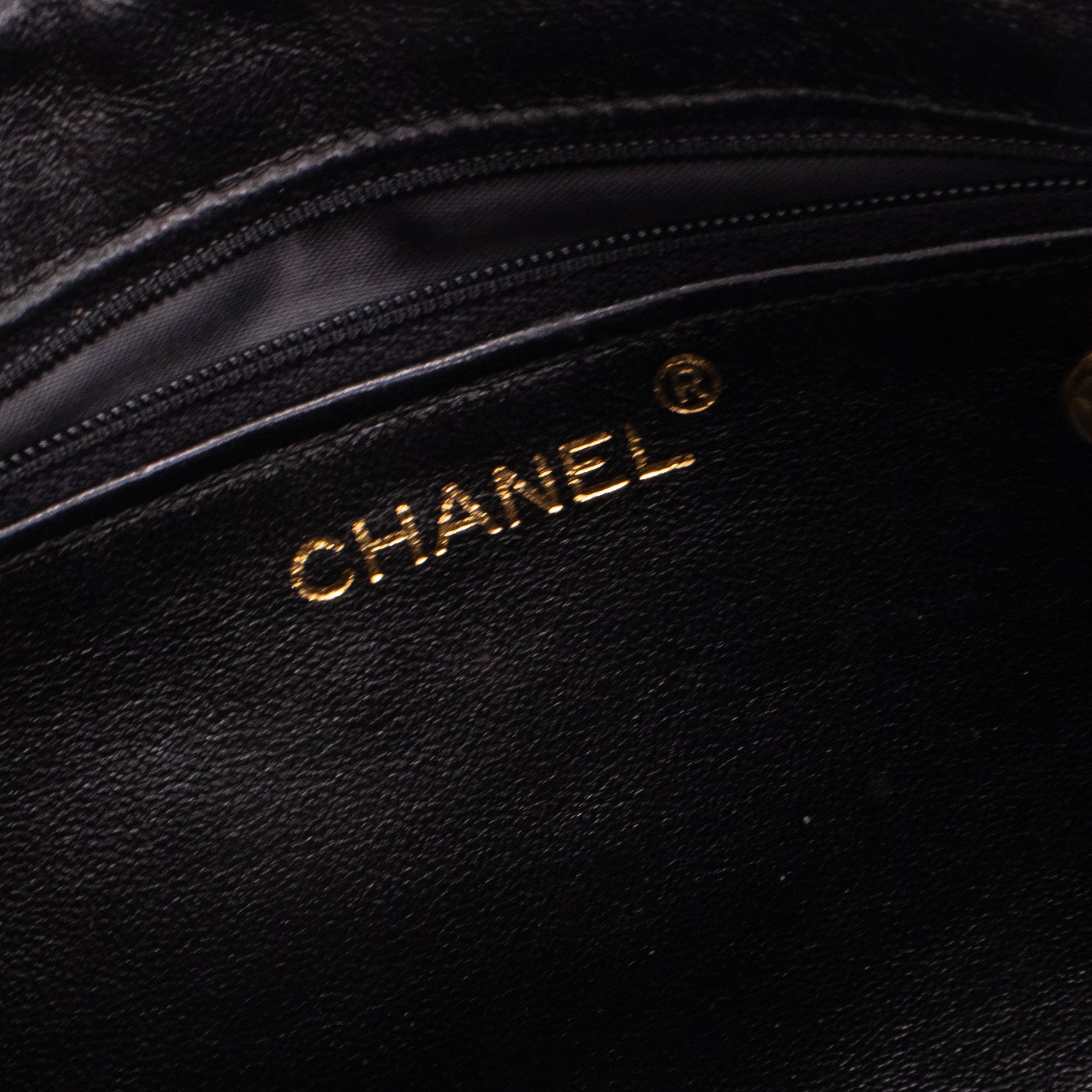 CHANEL - Sac à bandoulière Camera Chanel en cuir lisse noir vintage