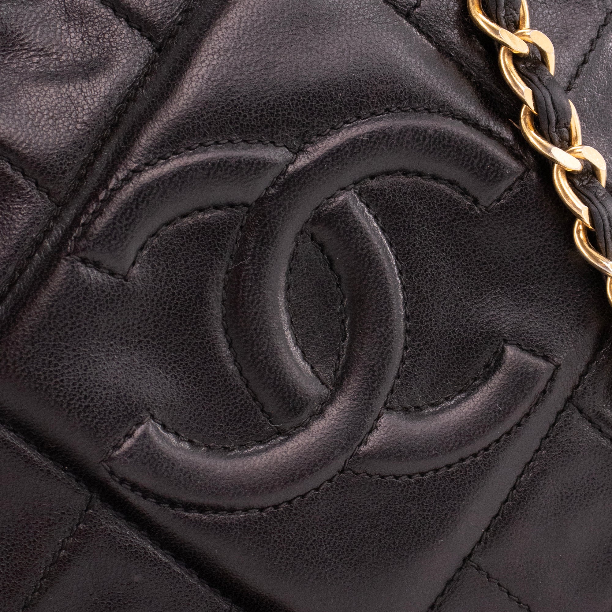 CHANEL - Sac à bandoulière Camera Chanel en cuir lisse noir vintage