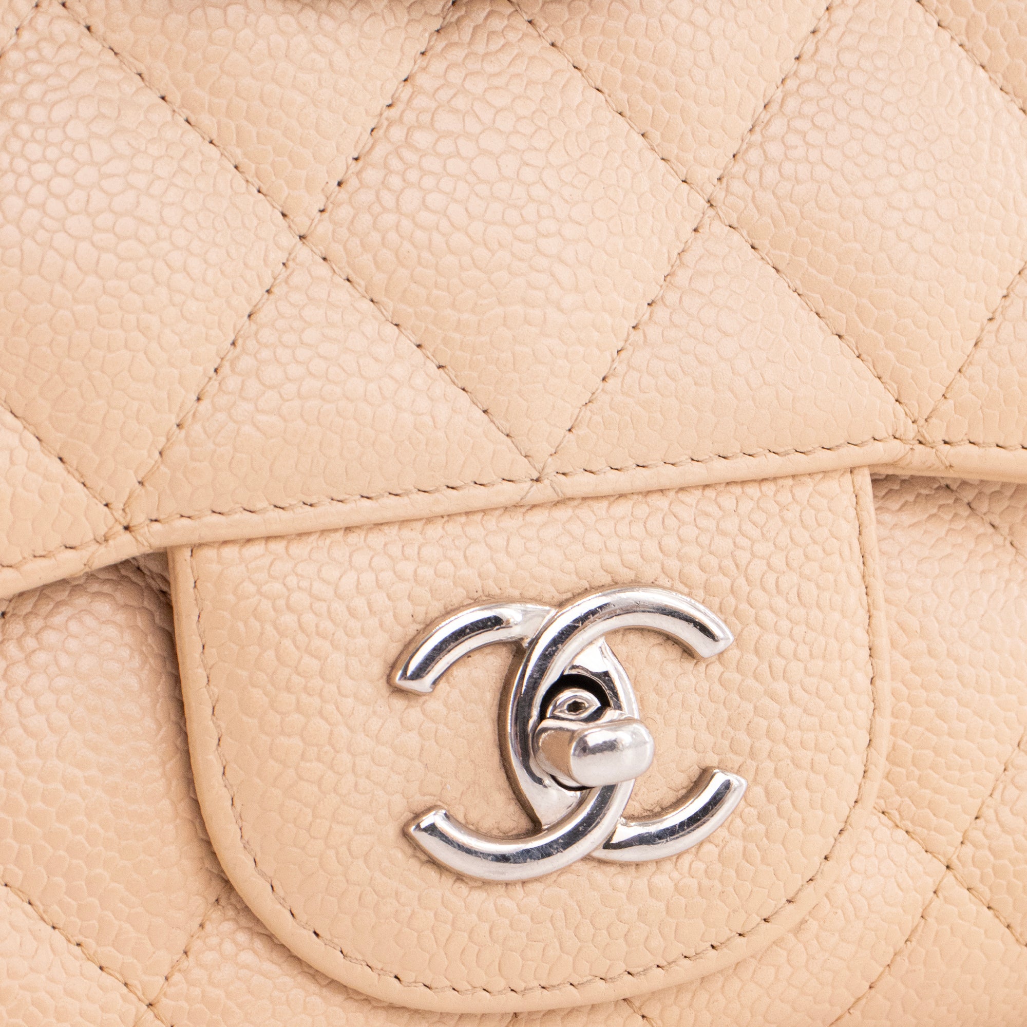 CHANEL - Sac à bandoulière Classique/Timeless Jumbo Chanel en cuir caviar beige