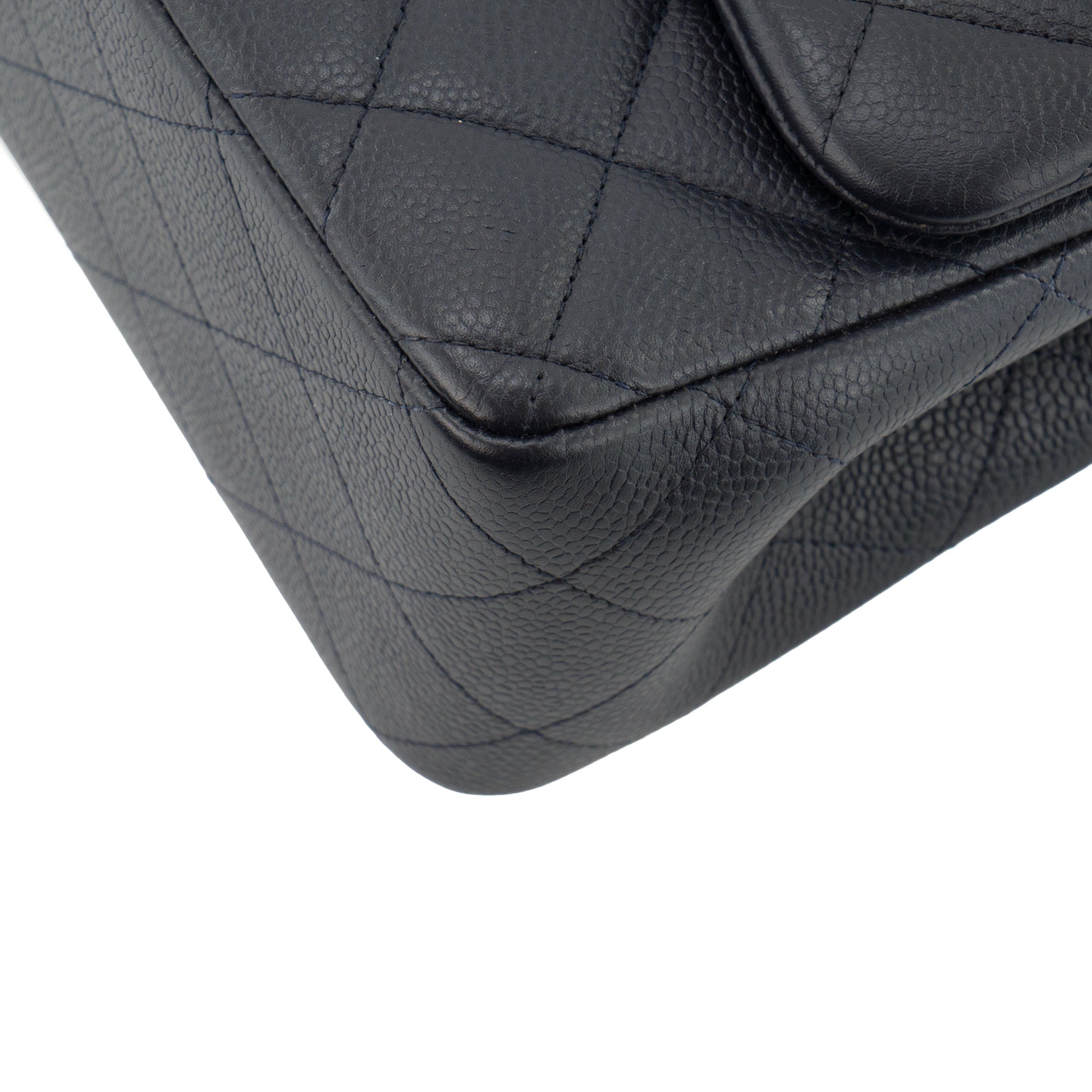 CHANEL - Sac à bandoulière Classique/Timeless Jumbo Chanel en cuir caviar bleu marine