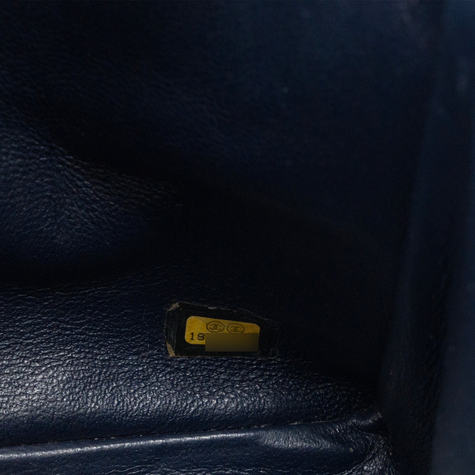 CHANEL - Sac à bandoulière Classique/Timeless Jumbo Chanel en cuir caviar bleu marine