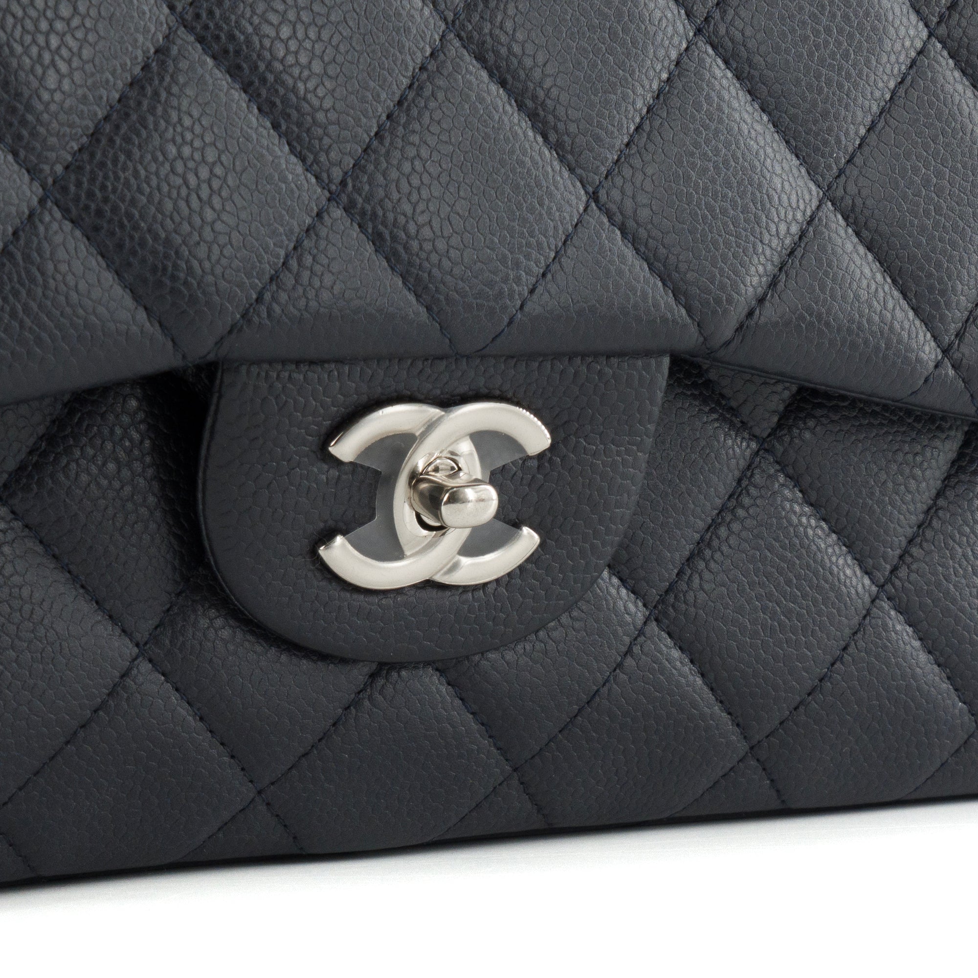 CHANEL - Sac à bandoulière Classique/Timeless Jumbo Chanel en cuir caviar bleu marine