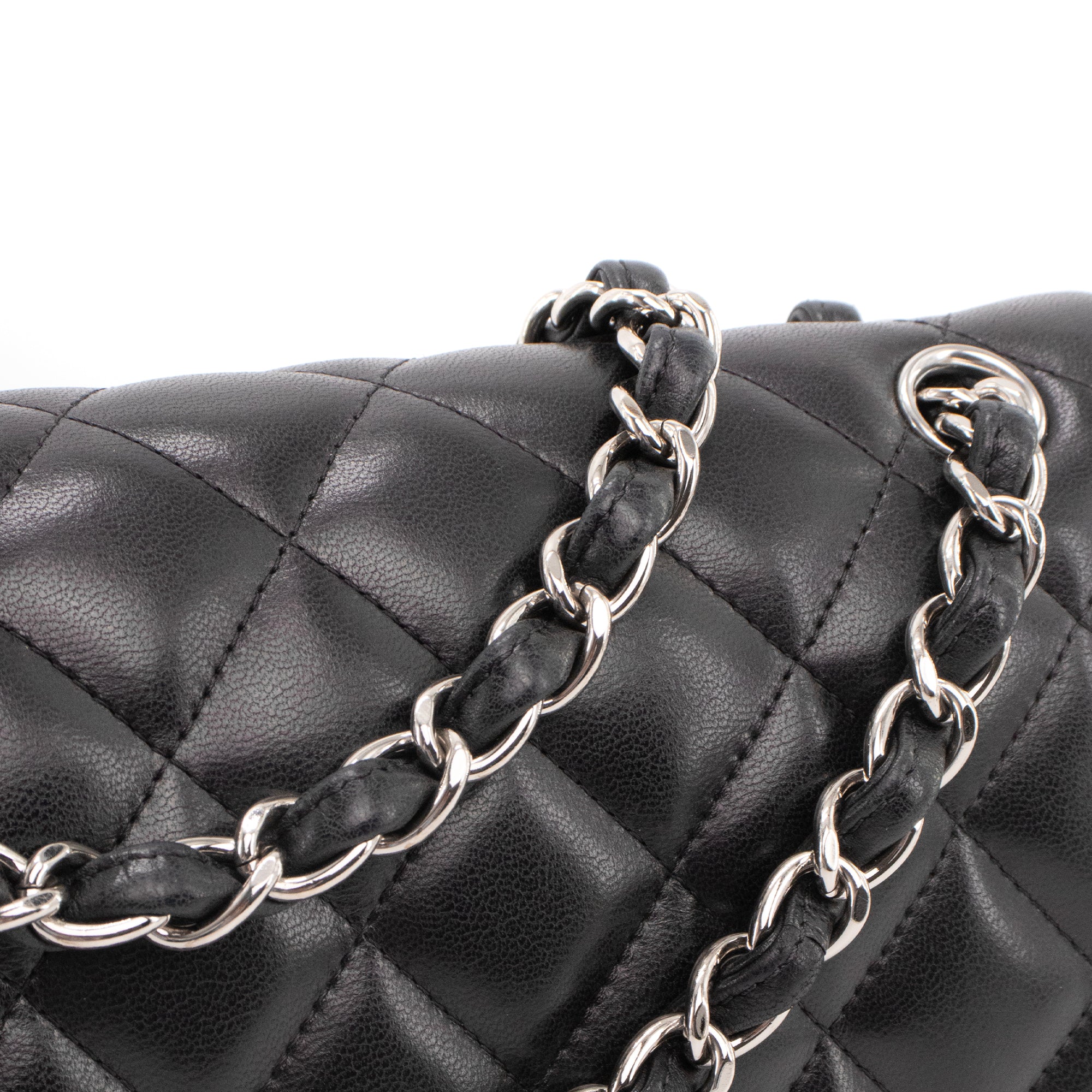 CHANEL - Sac à bandoulière Classique/Timeless Jumbo Chanel en cuir lisse noir